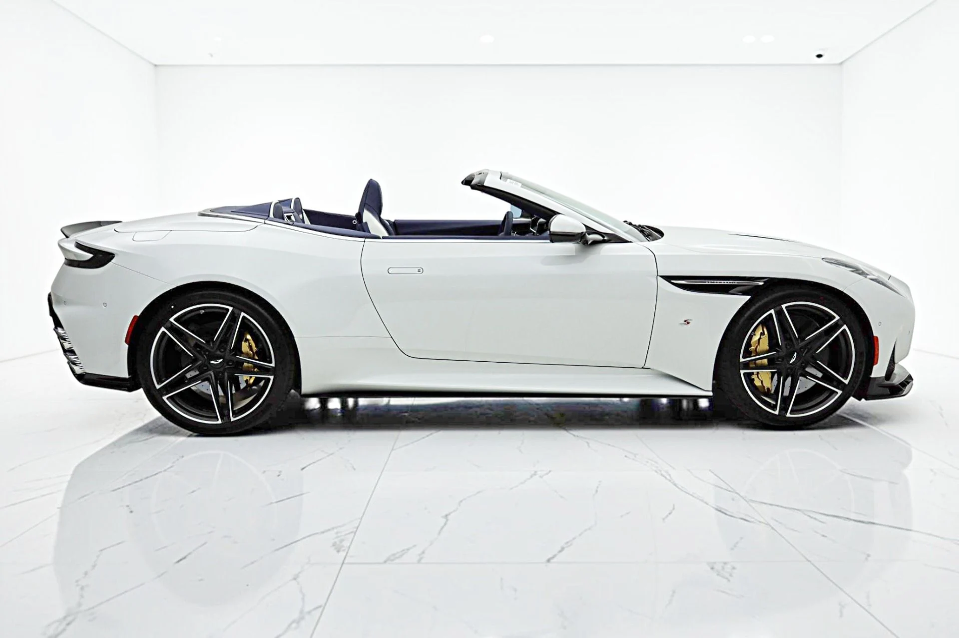 mph016_2216965084_New_2026_Aston_Martin_DB_12_S_Volante_06cf7dfbf5