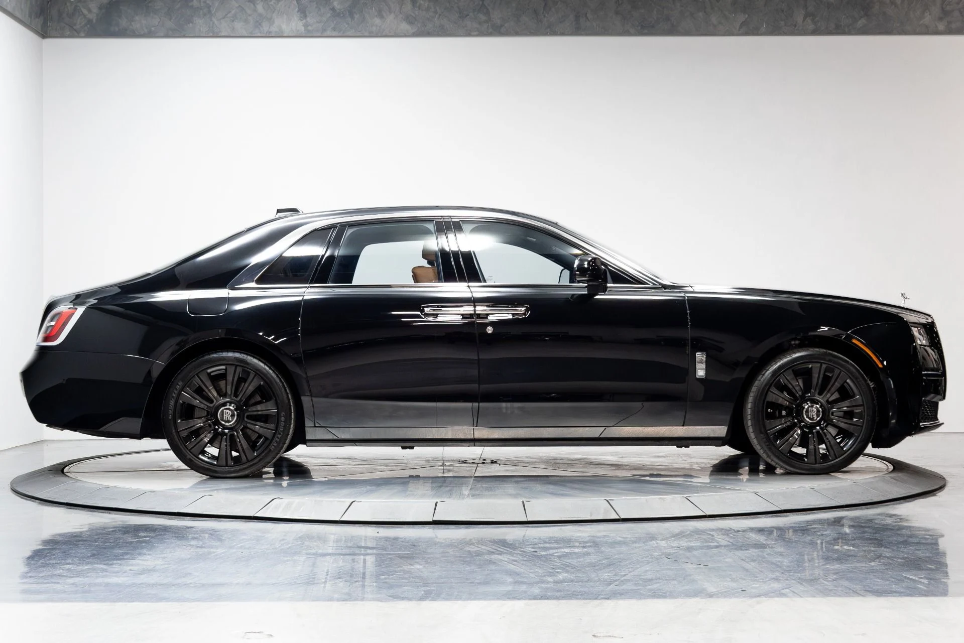 mph016_2220360991_Used_2022_Rolls_Royce_Ghost_1776785048_06a5893987