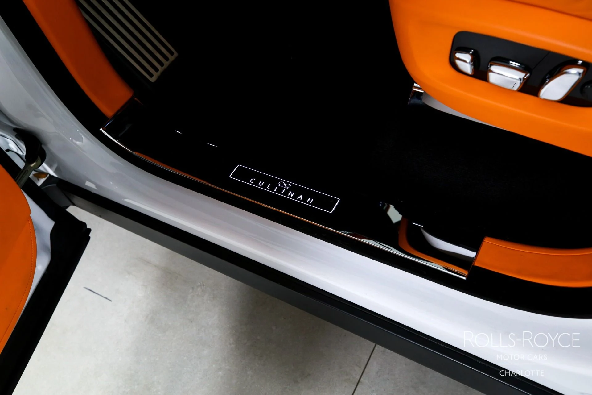 mph016_2221836227_Used_2022_Rolls_Royce_Black_Badge_Cullinan_1764197182_d59daef0a4