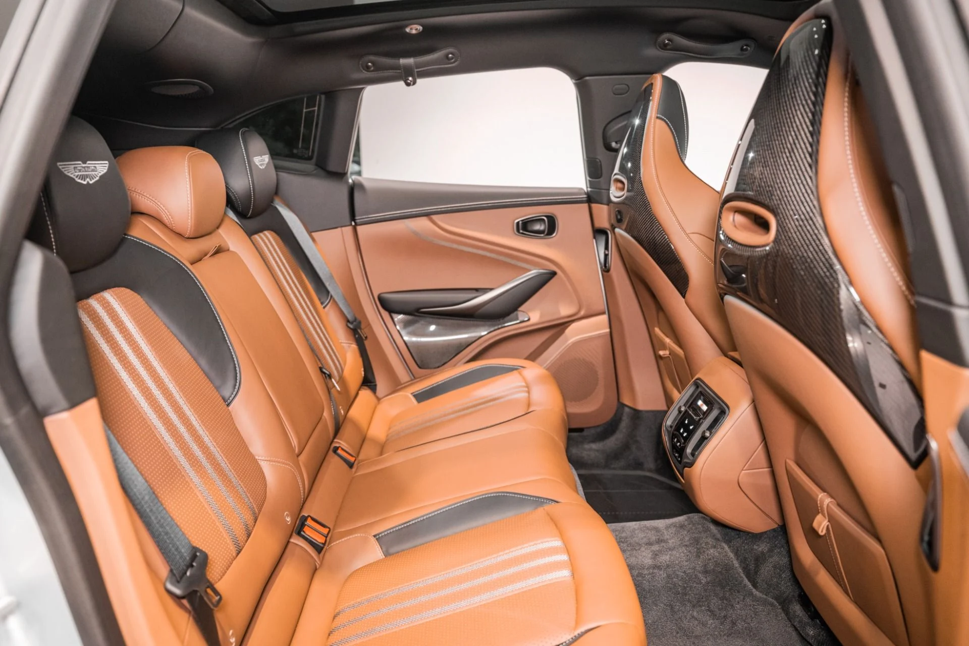 mph016_2226244205_New_2026_Aston_Martin_DBX_707_1780937763_c87471e296