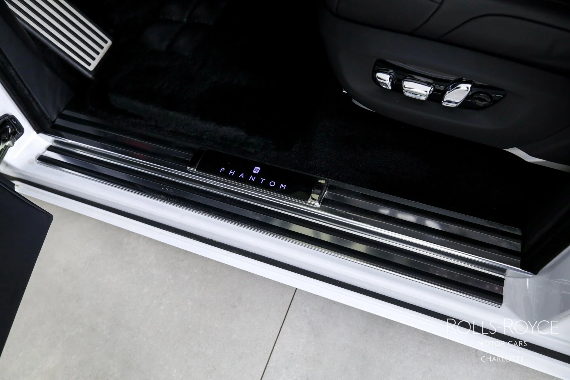 mph016_2226608691_Used_2023_Rolls_Royce_Phantom_1726254604_a6d4937a0b