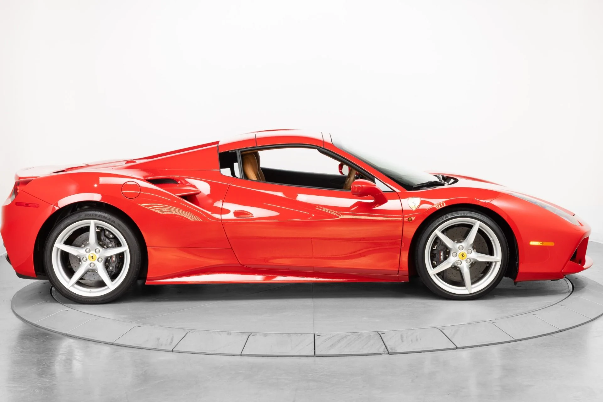 mph016_2234241094_Used_2019_Ferrari_488_Spider_1787231247_246155fb15