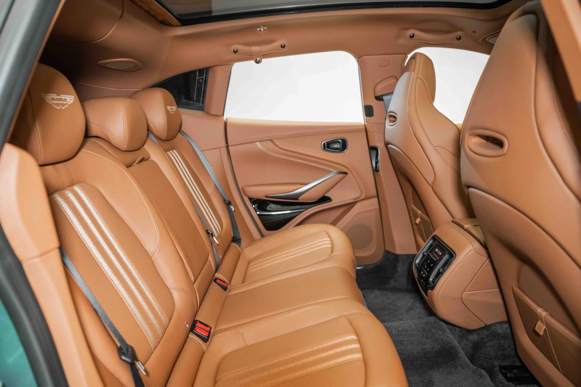 mph016_2240931075_Used_2025_Aston_Martin_DBX_707_1730812755_e680008c70