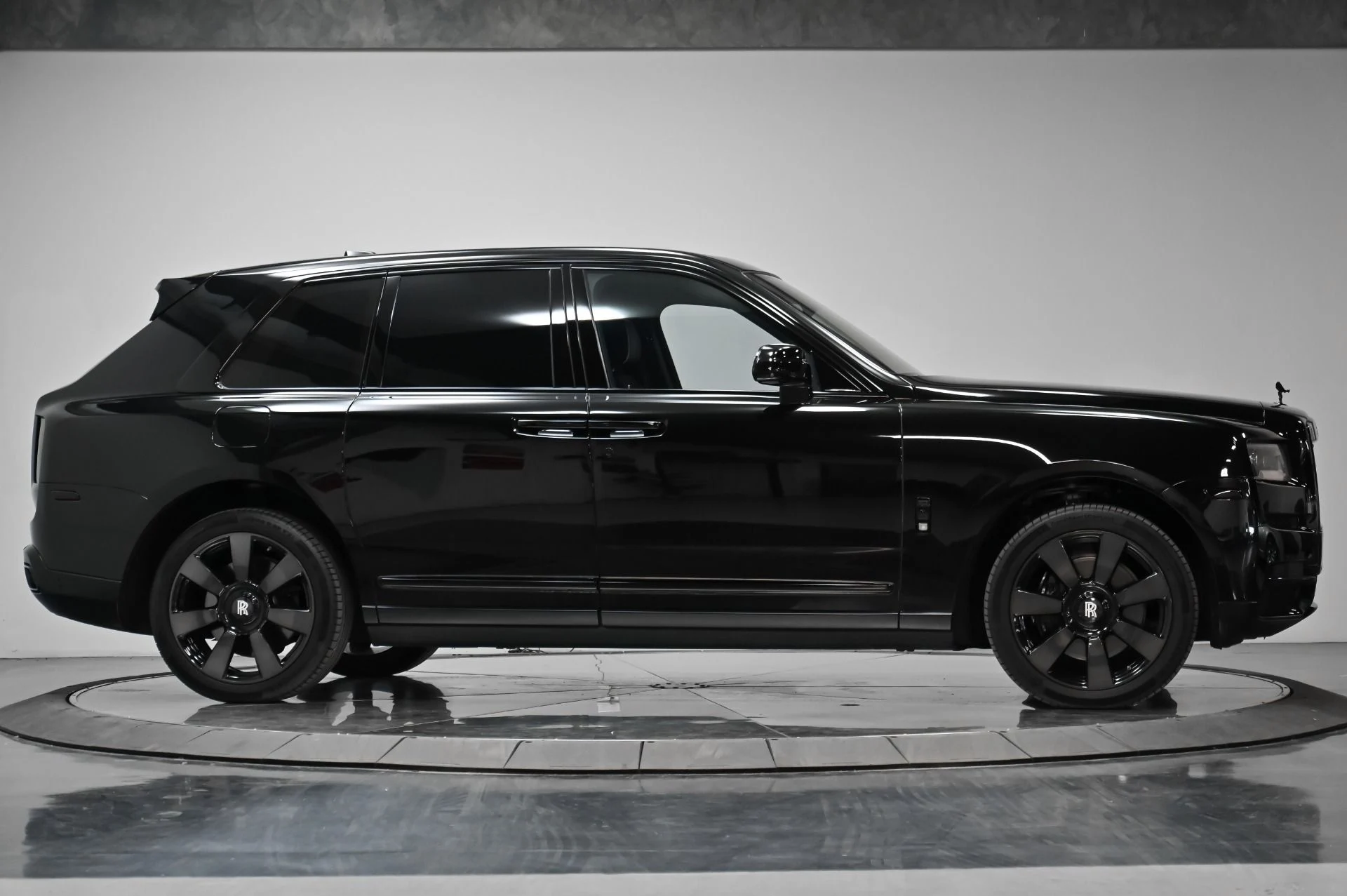 mph016_2277996182_Used_2019_Rolls_Royce_Cullinan_1761408905_99b0df9006