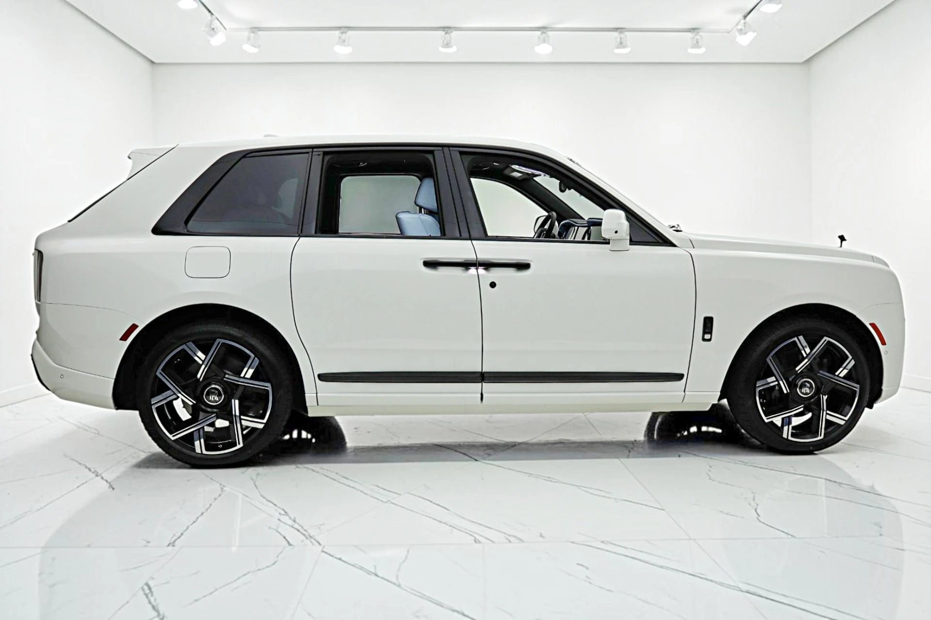 mph016_2288590037_New_2027_Rolls_Royce_Black_Badge_Cullinan_5323e0df02