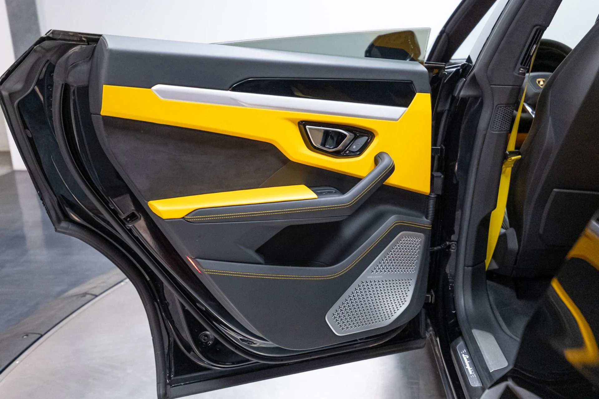 mph016_2295887089_Used_2019_Lamborghini_Urus_1786984868_b731aaa74b