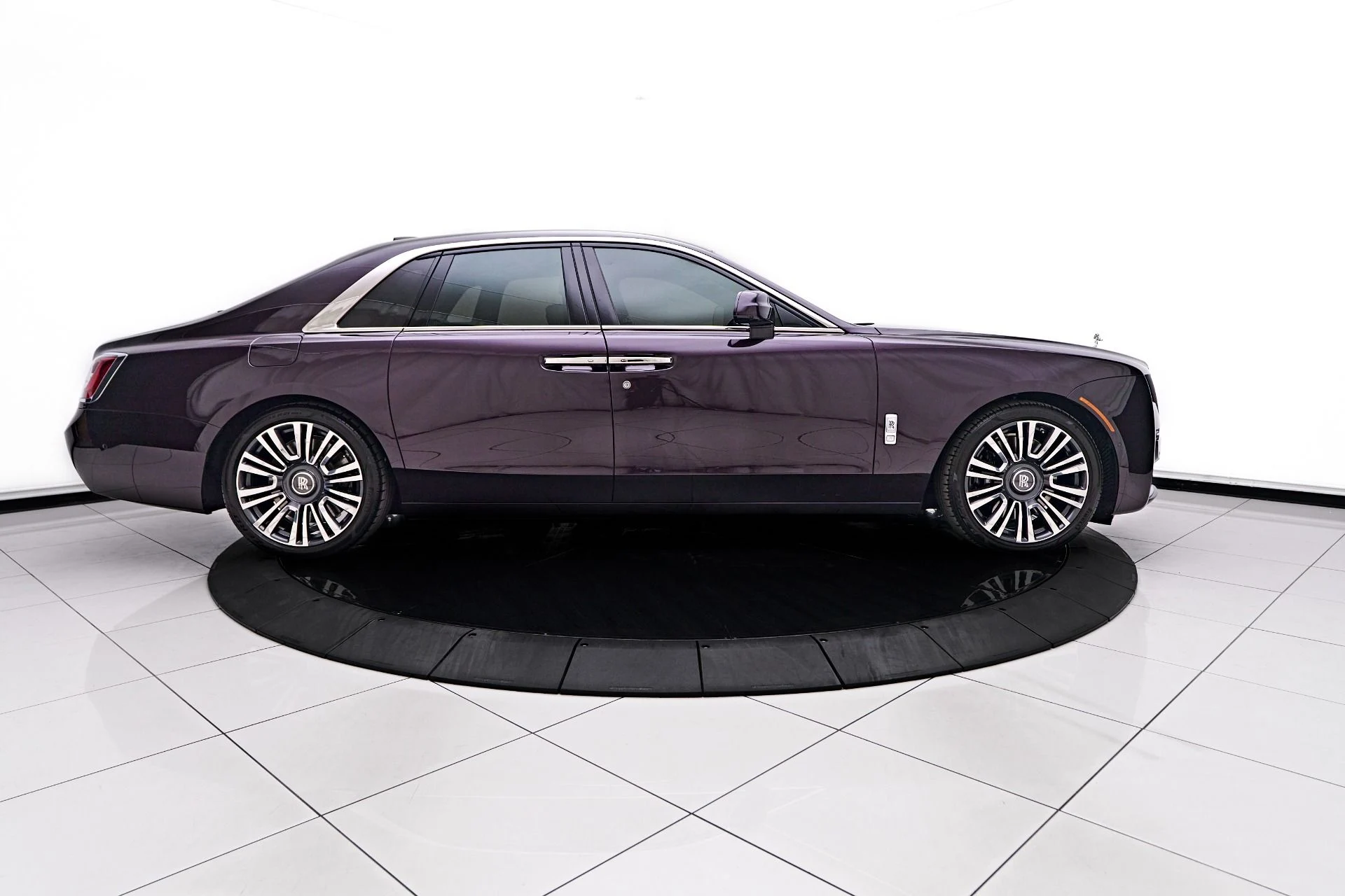 mph016_2296933237_Used_2024_Rolls_Royce_Ghost_Base_1752169894_d2b2e3f5f1