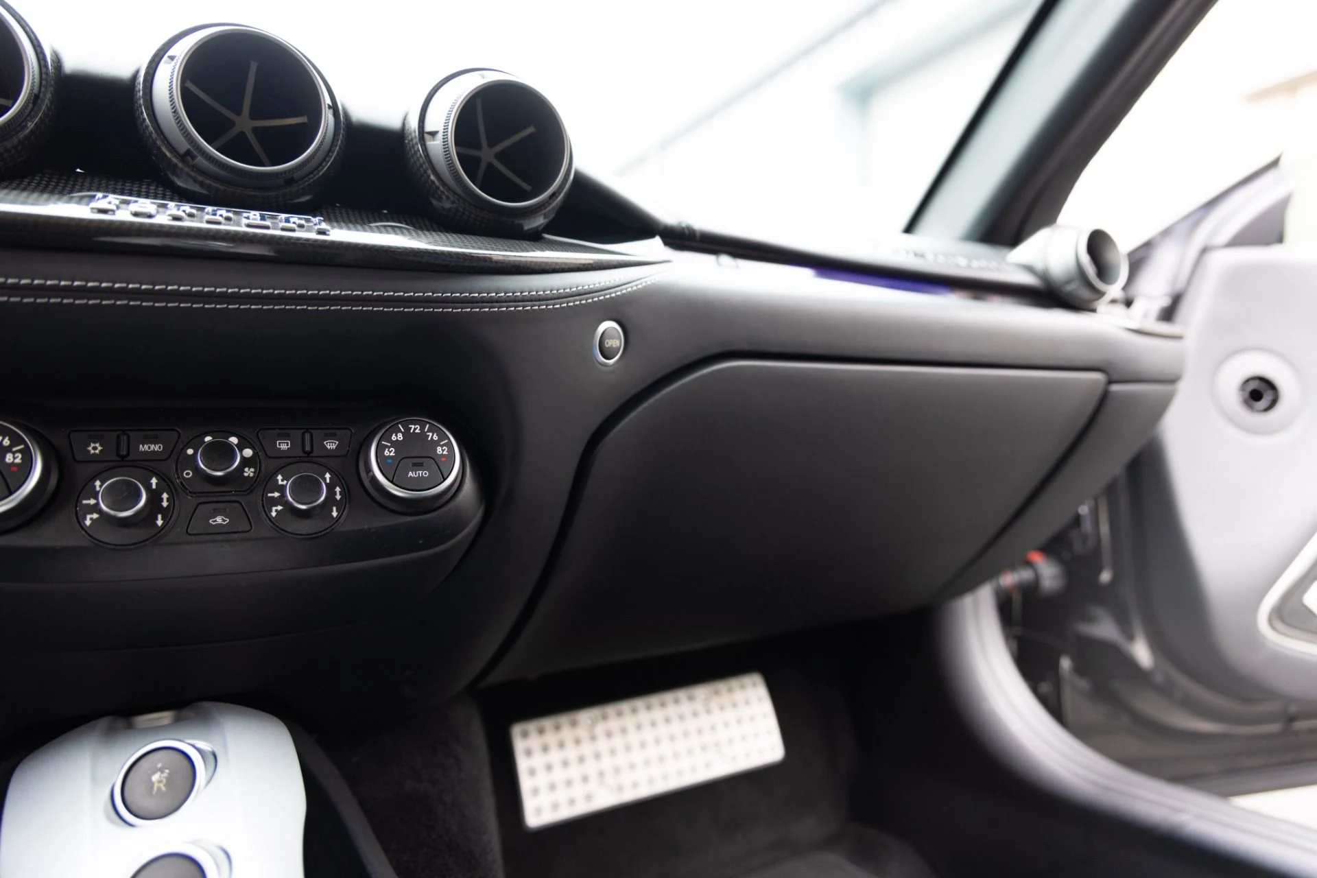 mph016_2302233932_Used_2014_Ferrari_F12berlinetta_1761682379_7af50908e2