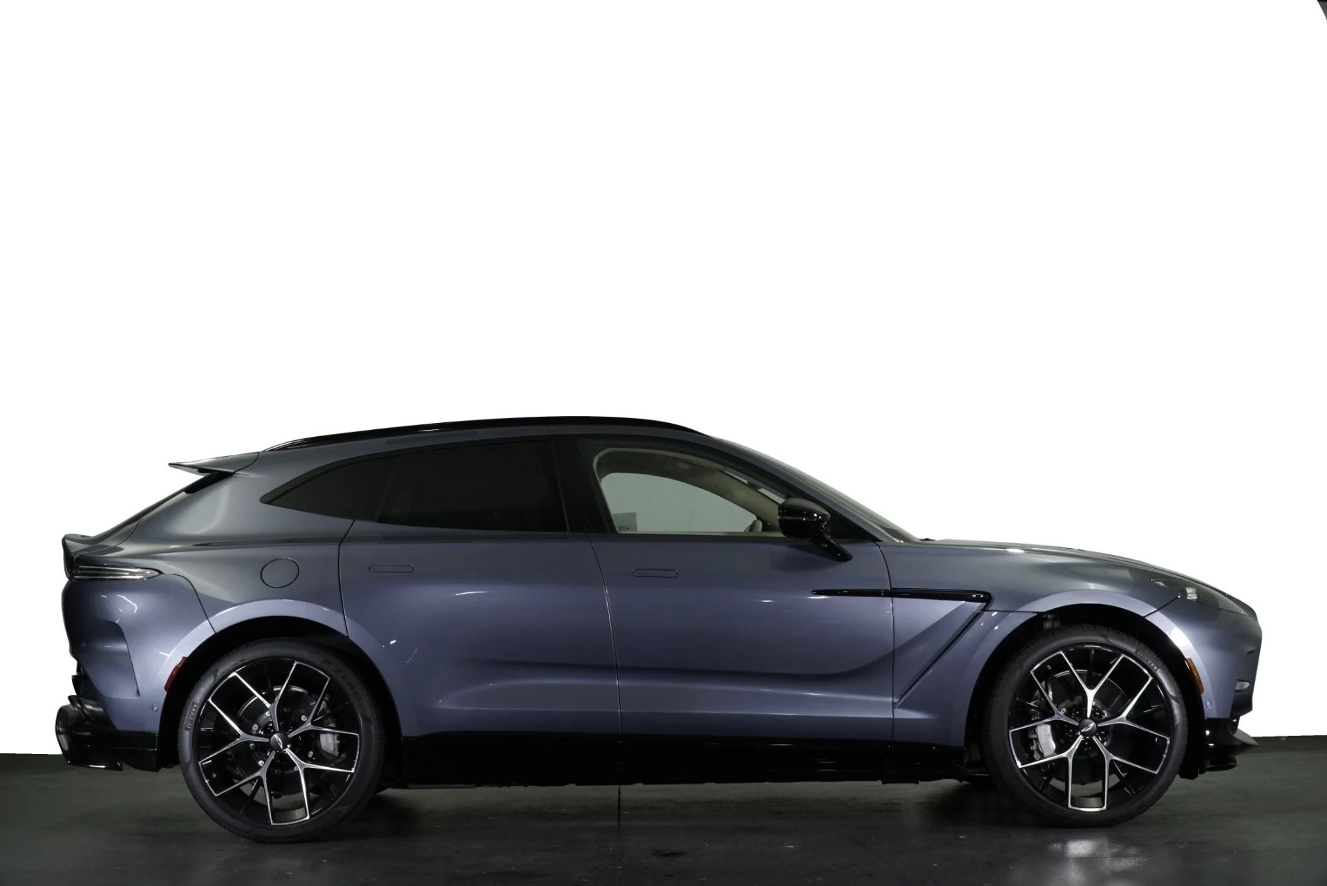 mph016_2302274686_New_2026_Aston_Martin_DBX_707_1765563110_9d7d7a759b