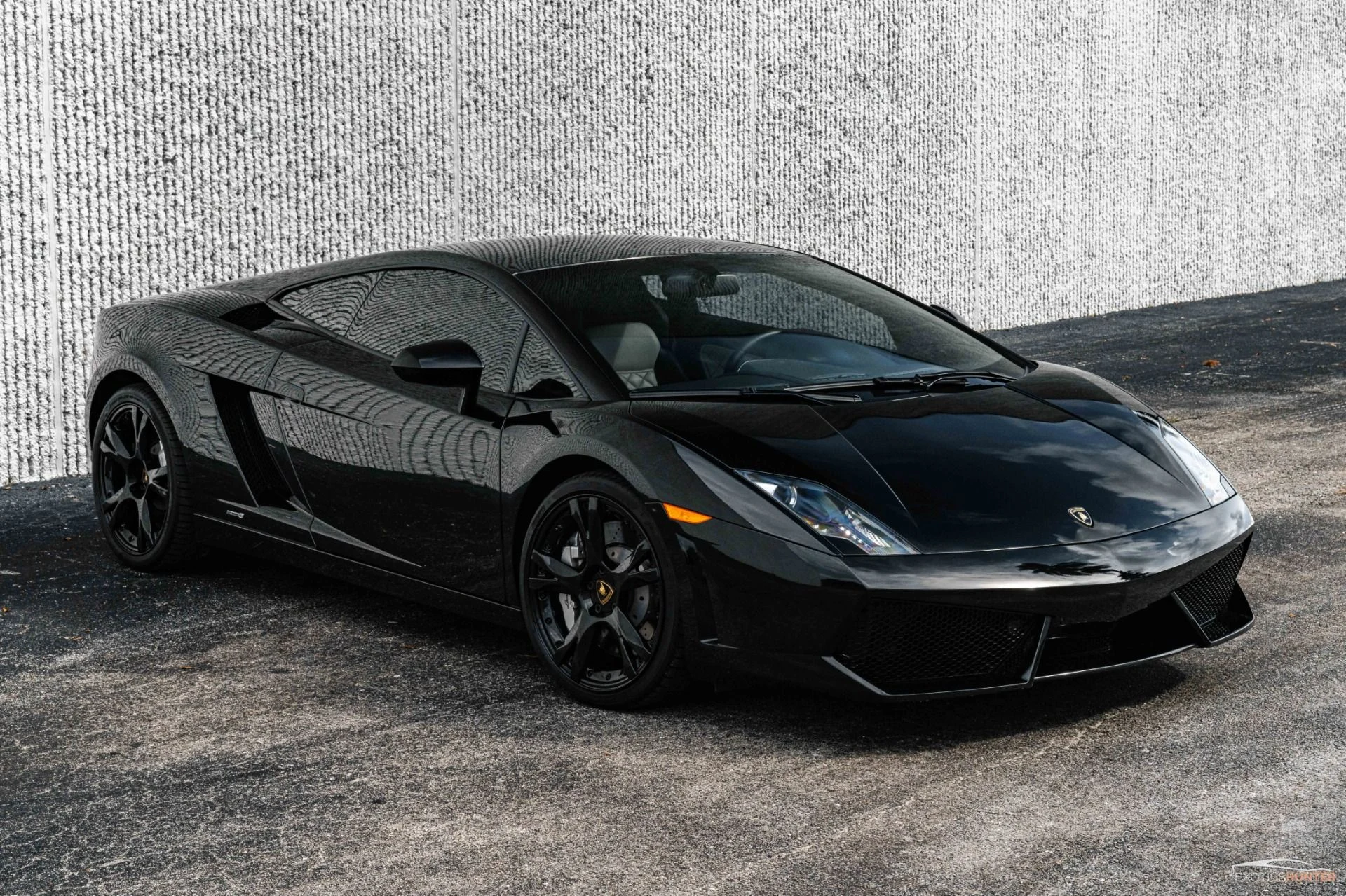 mph016_2306226674_Used_2012_Lamborghini_Gallardo_LP_550_2_w_a_White_Interior_Diamond_Stitch_Reverse_Cam_Front_Lift_1696105908_5e343a8e19