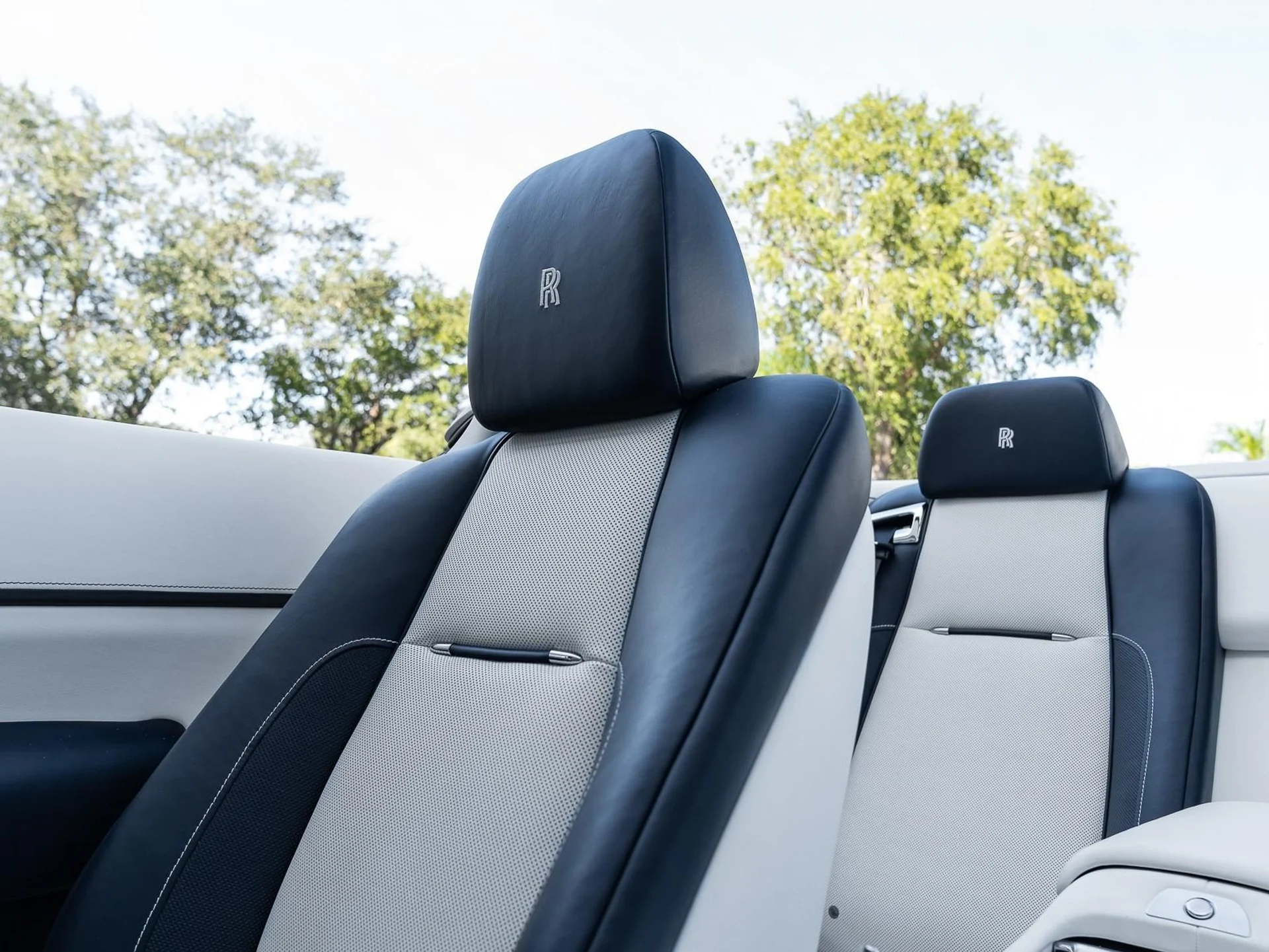 mph016_2318195560_Used_2018_Rolls_Royce_Dawn_Convertible_1764360441_c52cf1e6ca