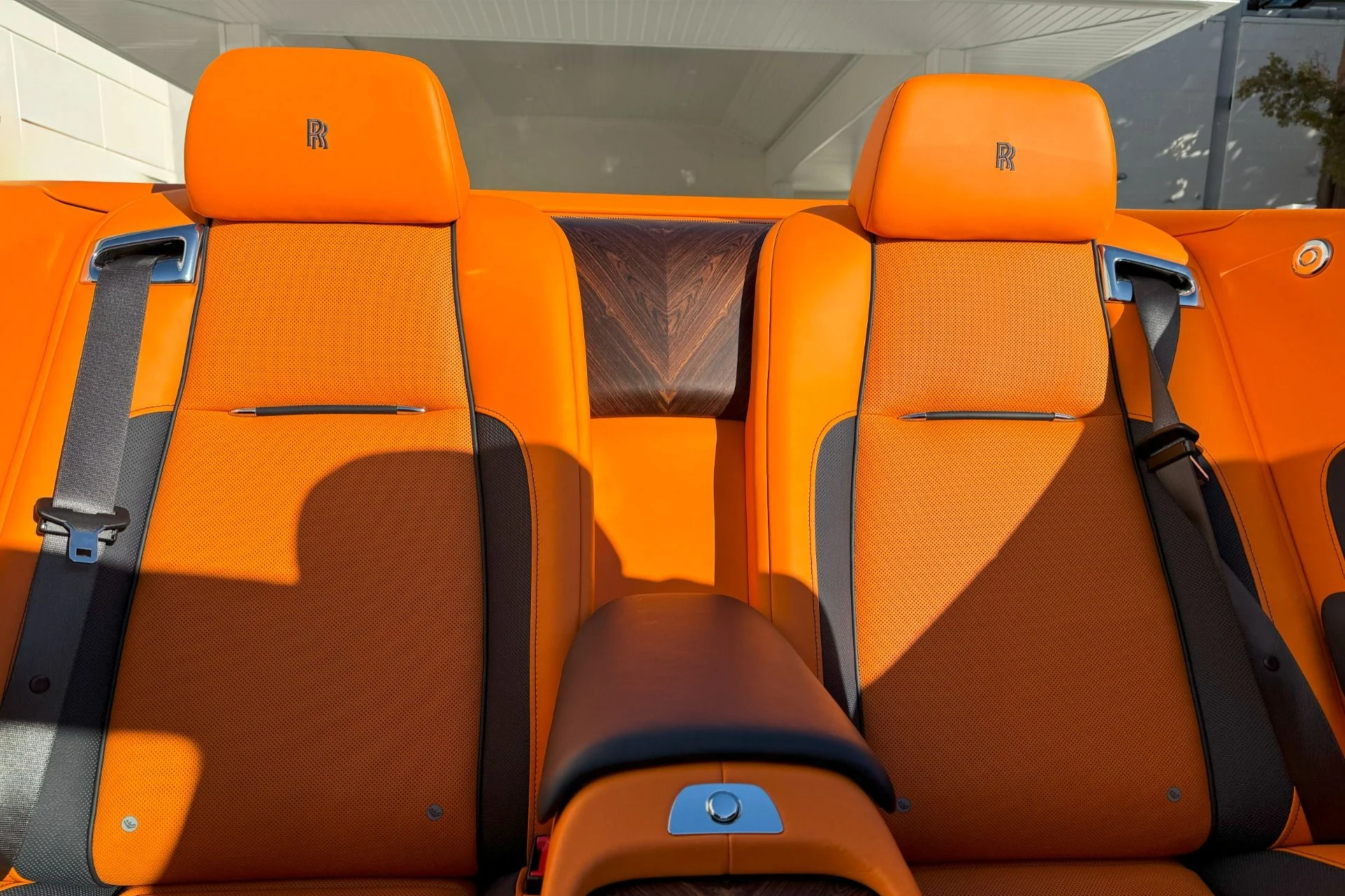 mph016_2319227776_Used_2019_Rolls_Royce_Dawn_1739202174_3d8e6ffd86