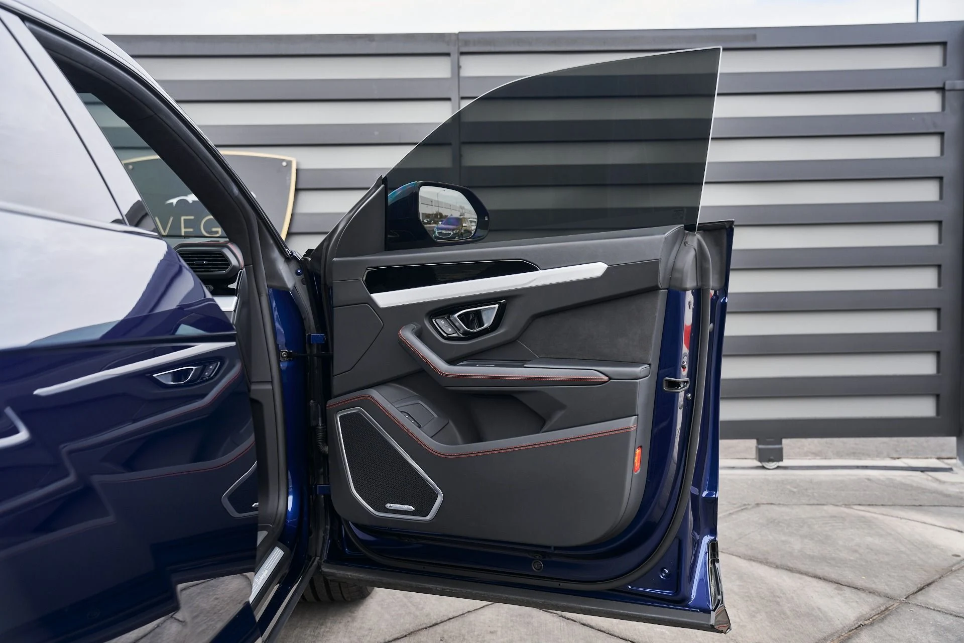 mph016_2319236623_Used_2021_Lamborghini_Urus_1763157051_40ad2dd7ad