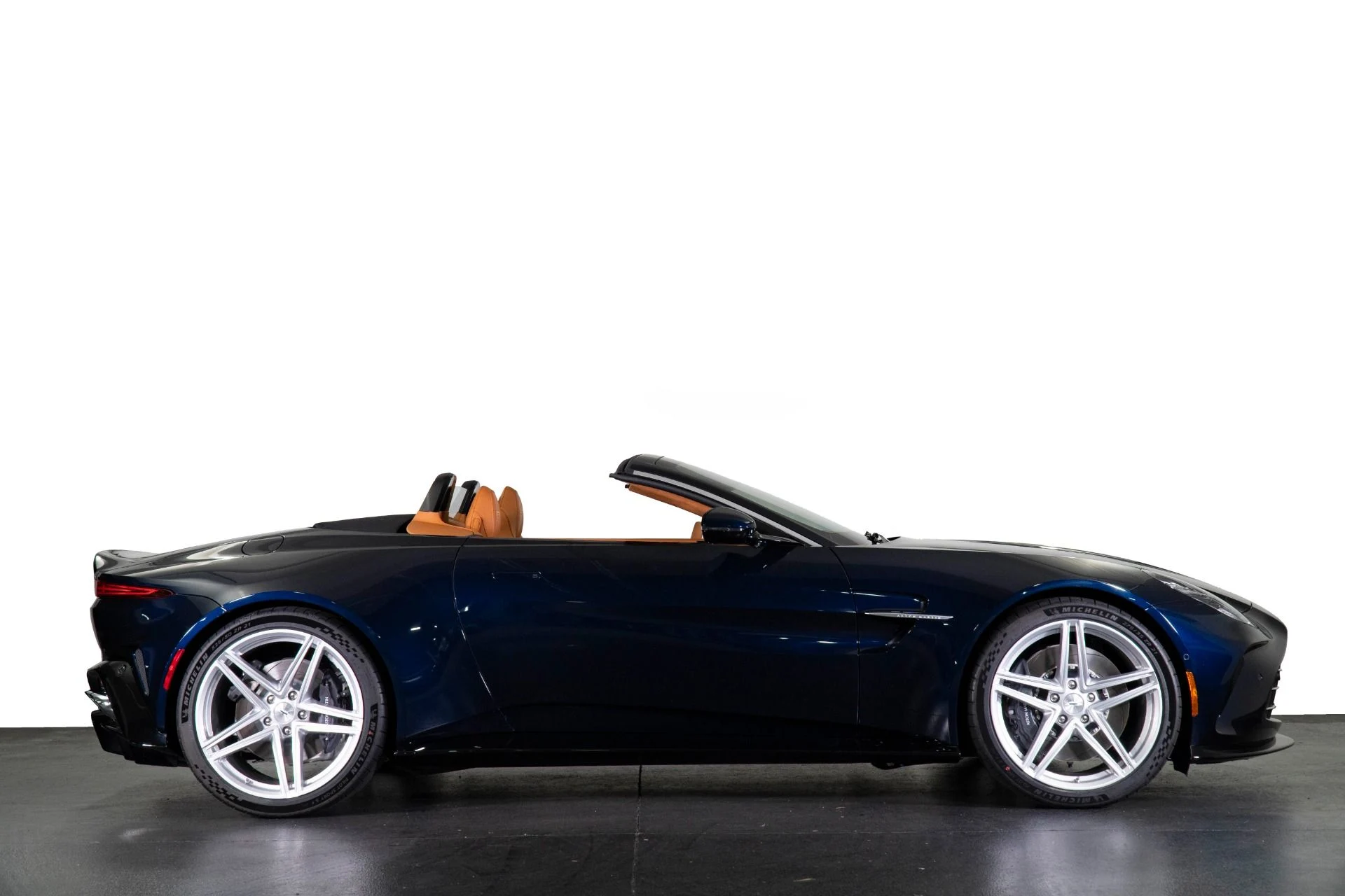 mph016_2325736622_New_2026_Aston_Martin_Vantage_1777652396_86120927dc