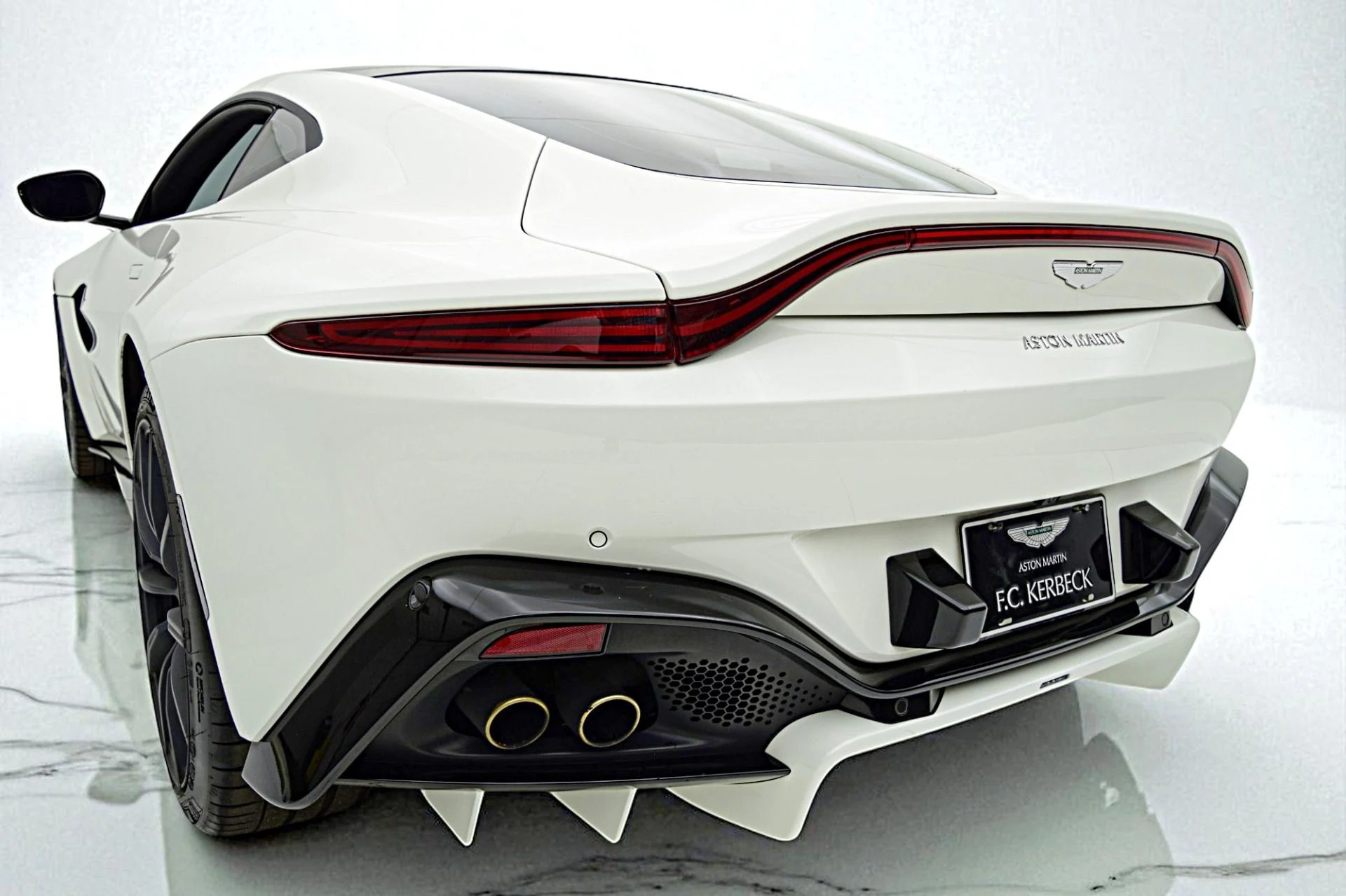 mph016_2348366337_Used_2019_Aston_Martin_Vantage_588f3bc101