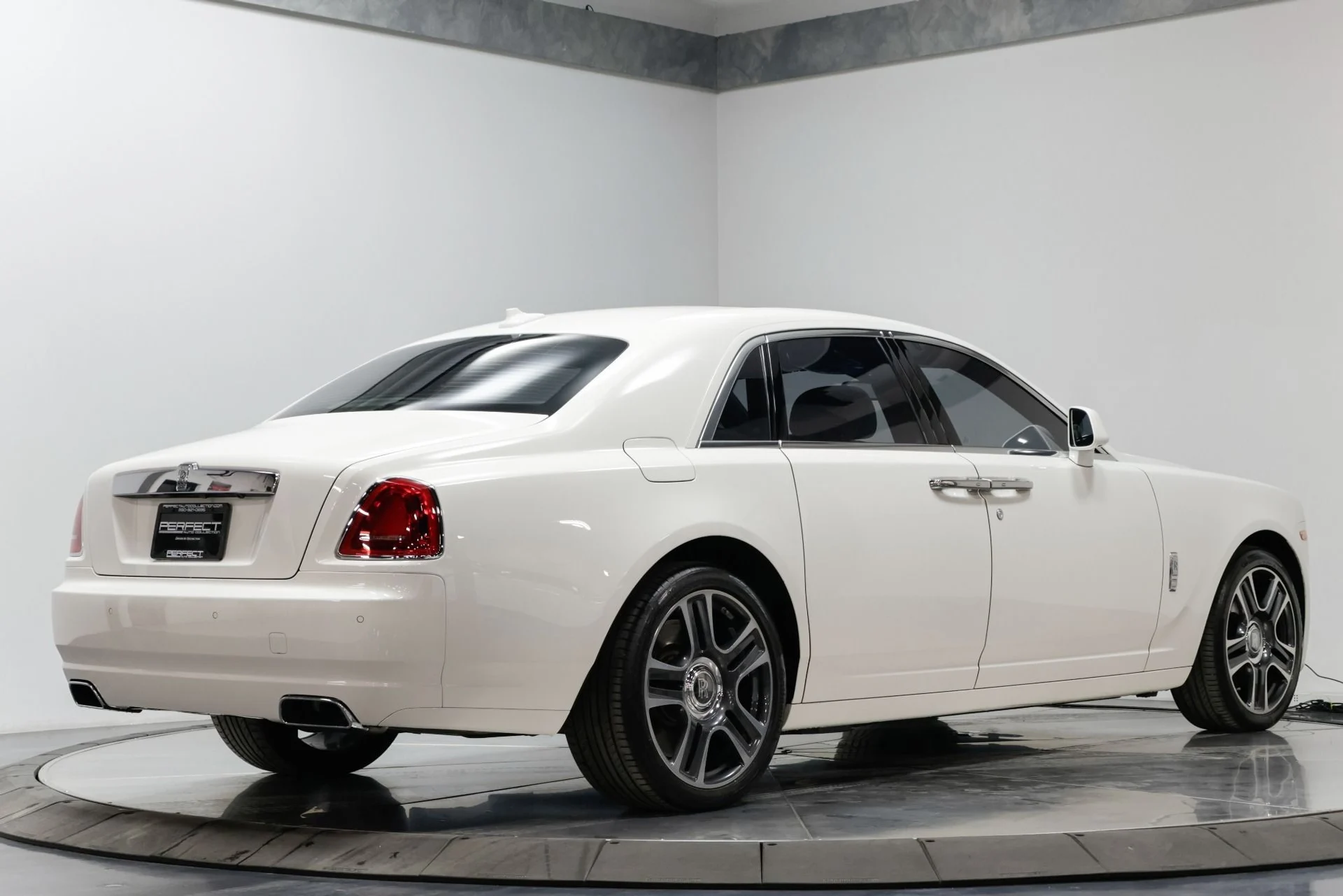 mph016_2360302580_Used_2016_Rolls_Royce_Ghost_Base_1761576536_700187eacc