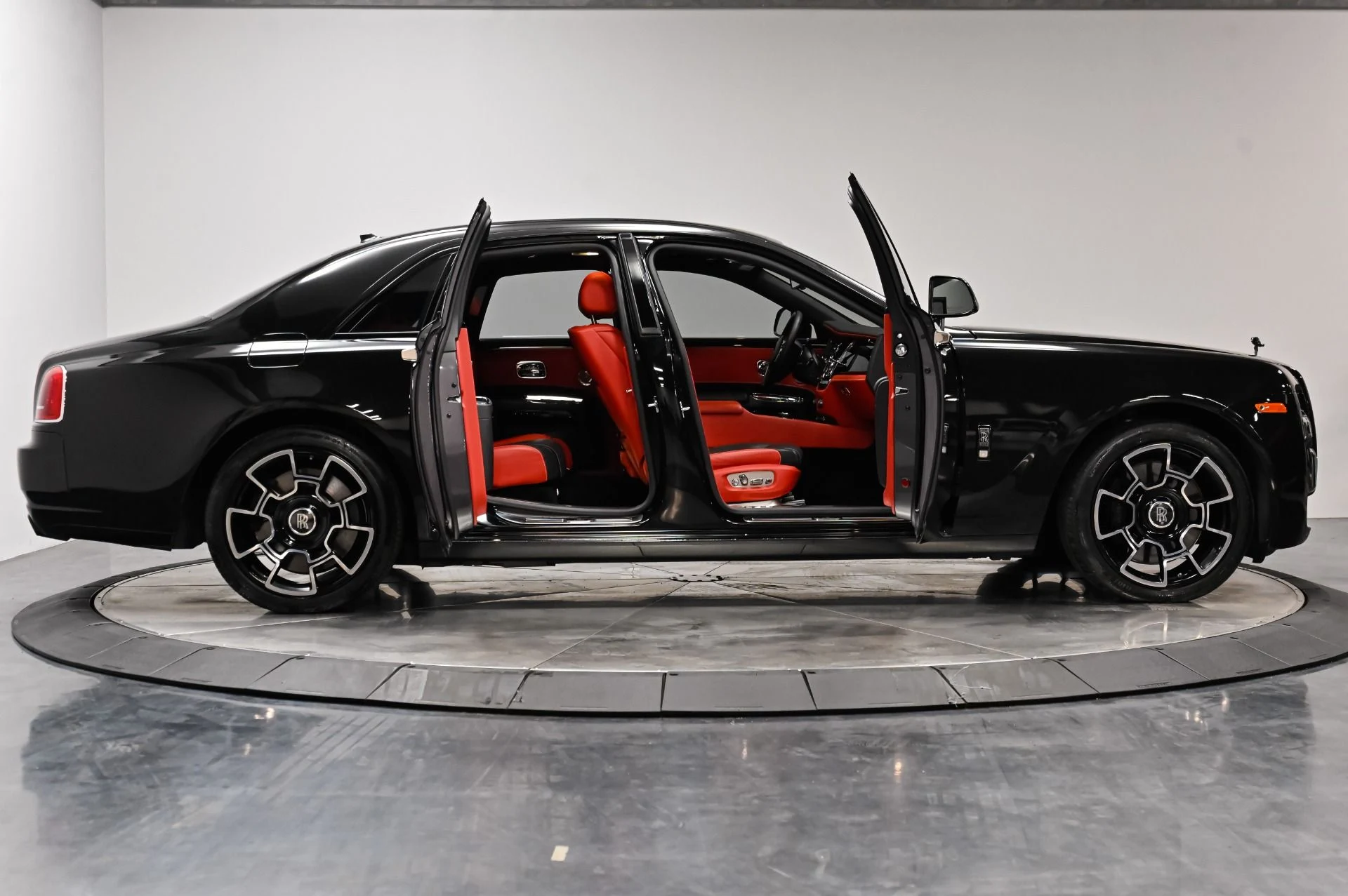 mph016_2370757715_Used_2017_Rolls_Royce_Ghost_Base_1792796263_c12c098695