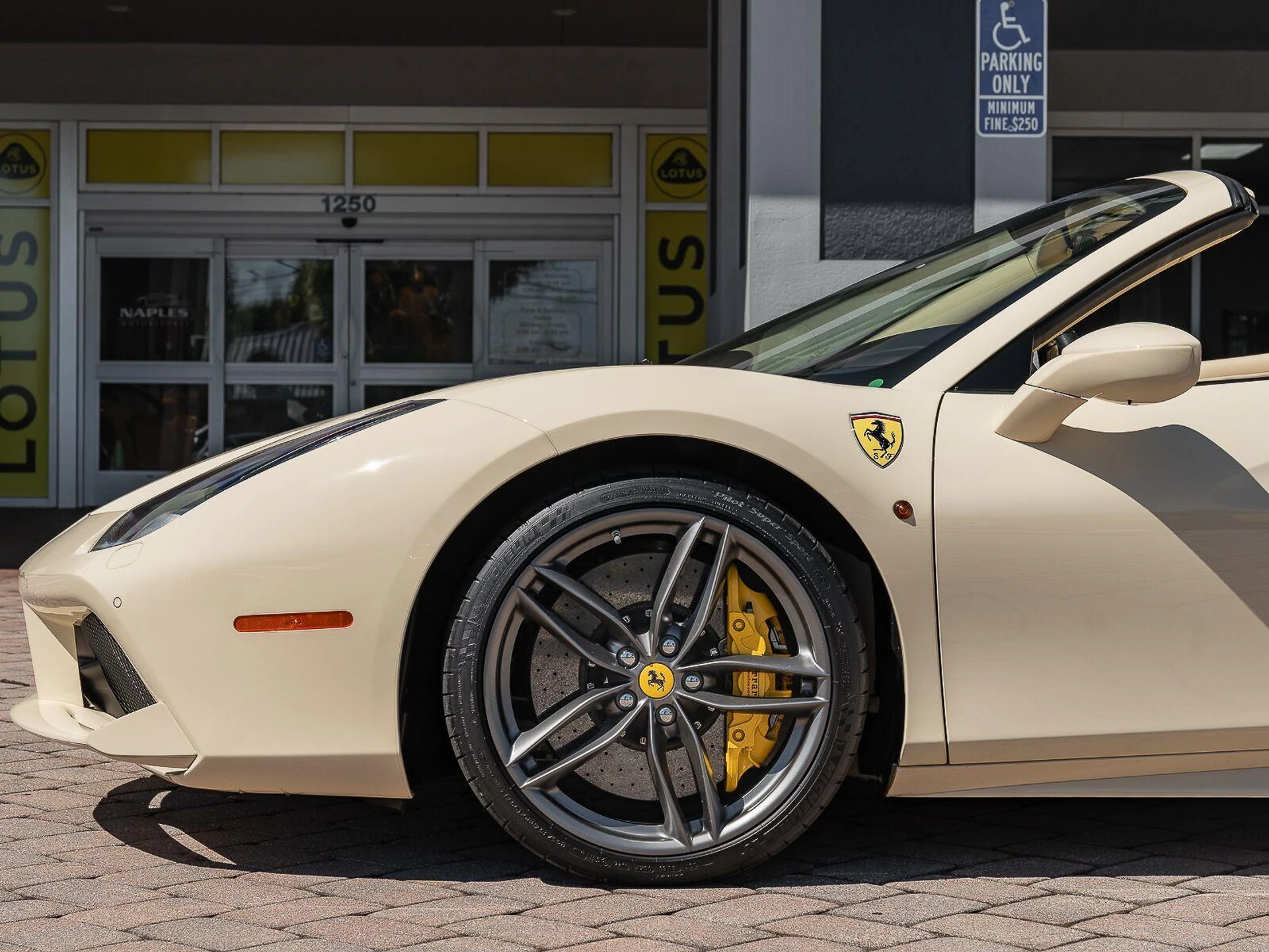 mph016_2401454120_Used_2016_ferrari_488_Spider_2dr_Conv_1785783811_d6d7570ea5