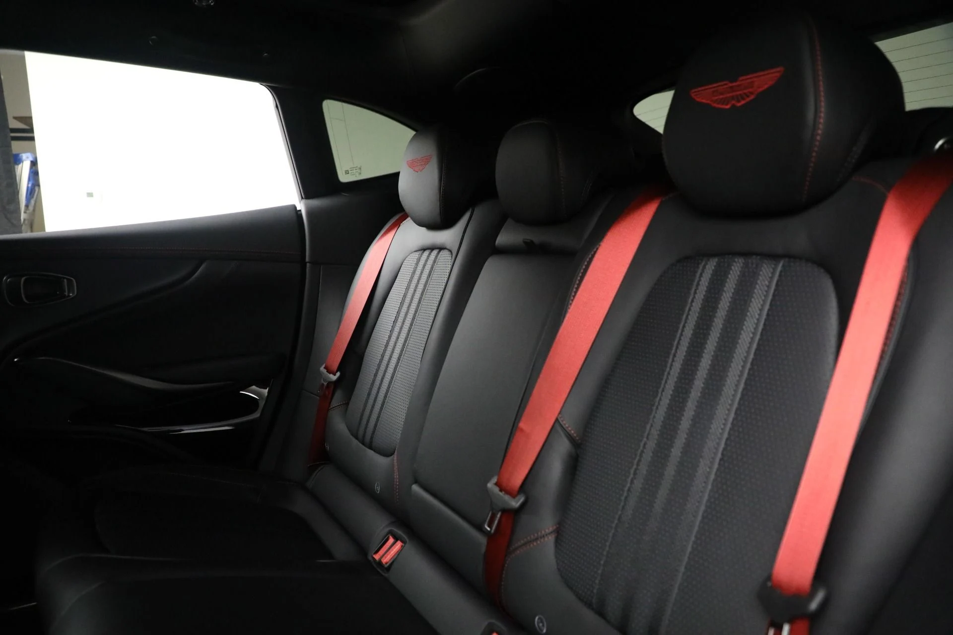 mph016_2410262865_New_2025_Aston_Martin_DBX_707_badf2161ca