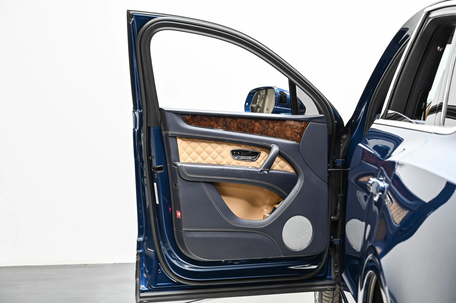 mph016_242543661_Used_2018_Bentley_Bentayga_W12_1758835166_e4d2f9f89f