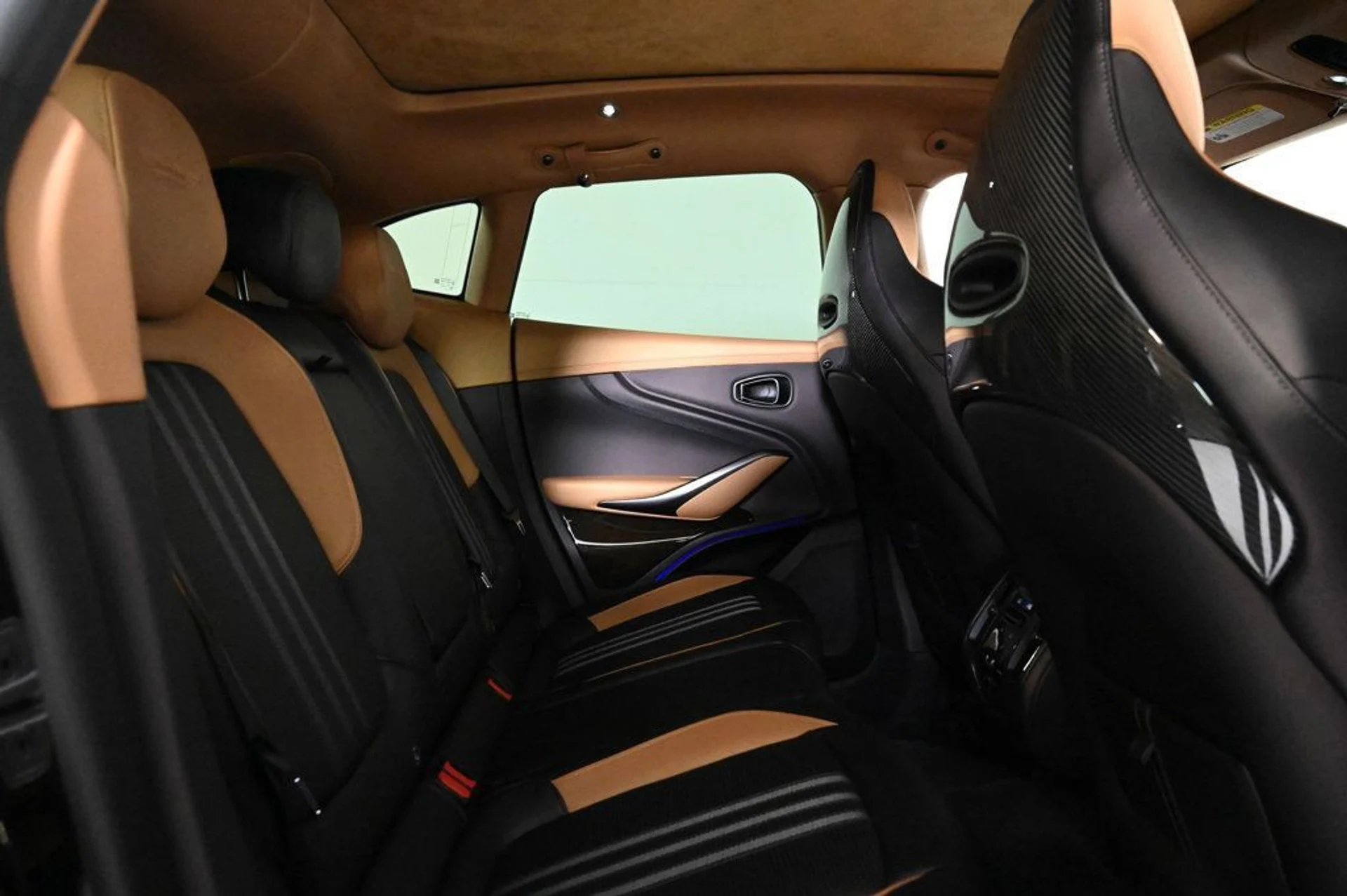 mph016_2433664824_new_2026_aston_martin_dbx_707awd_11350_22965881_16_1024_86014f9a86