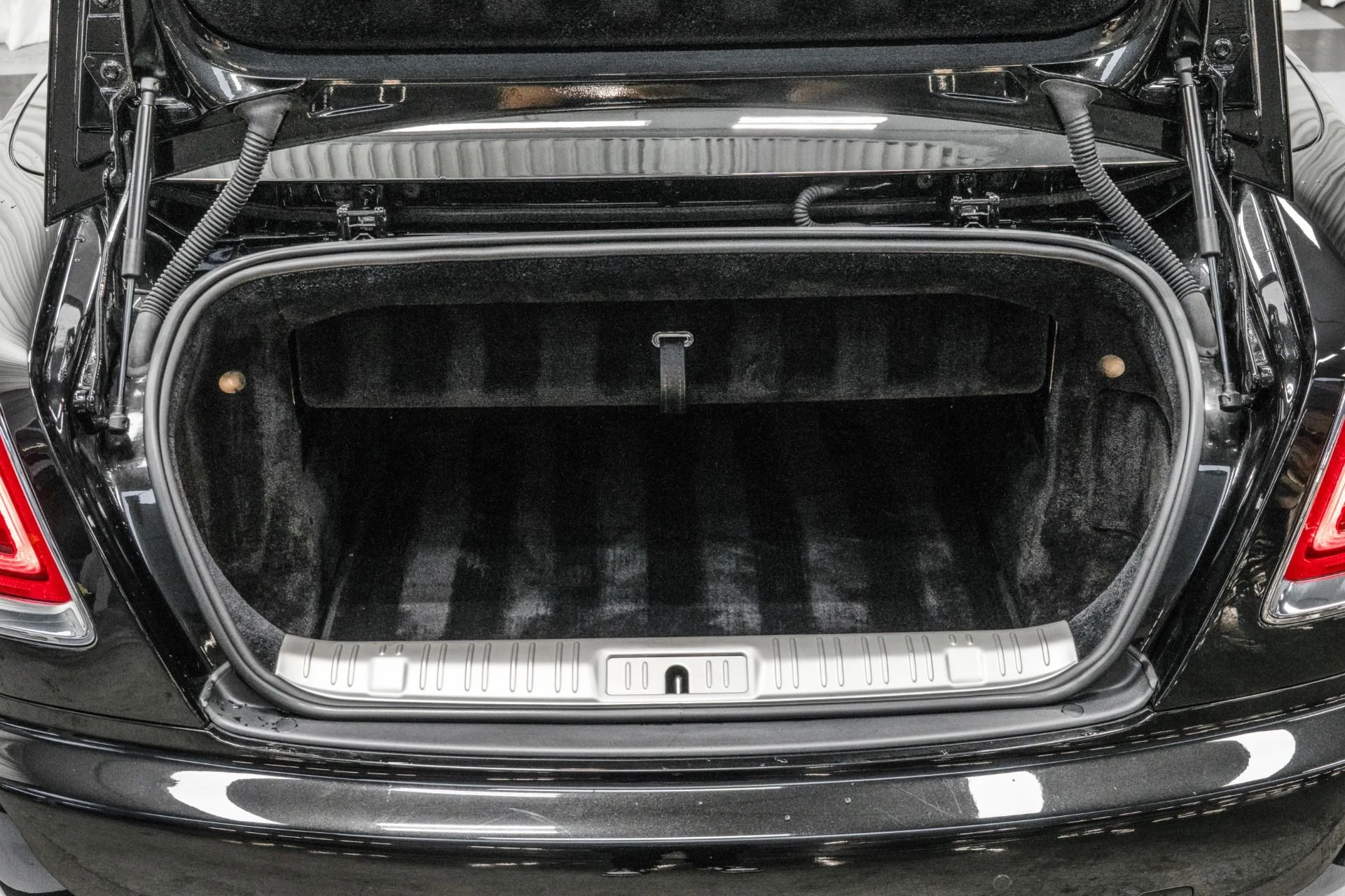 mph016_2439405093_Used_2017_Rolls_Royce_Dawn_Full_Polish_Wheels_Contrast_Stitching_and_Piping_Low_Miles_1764715069_472e2f86e0