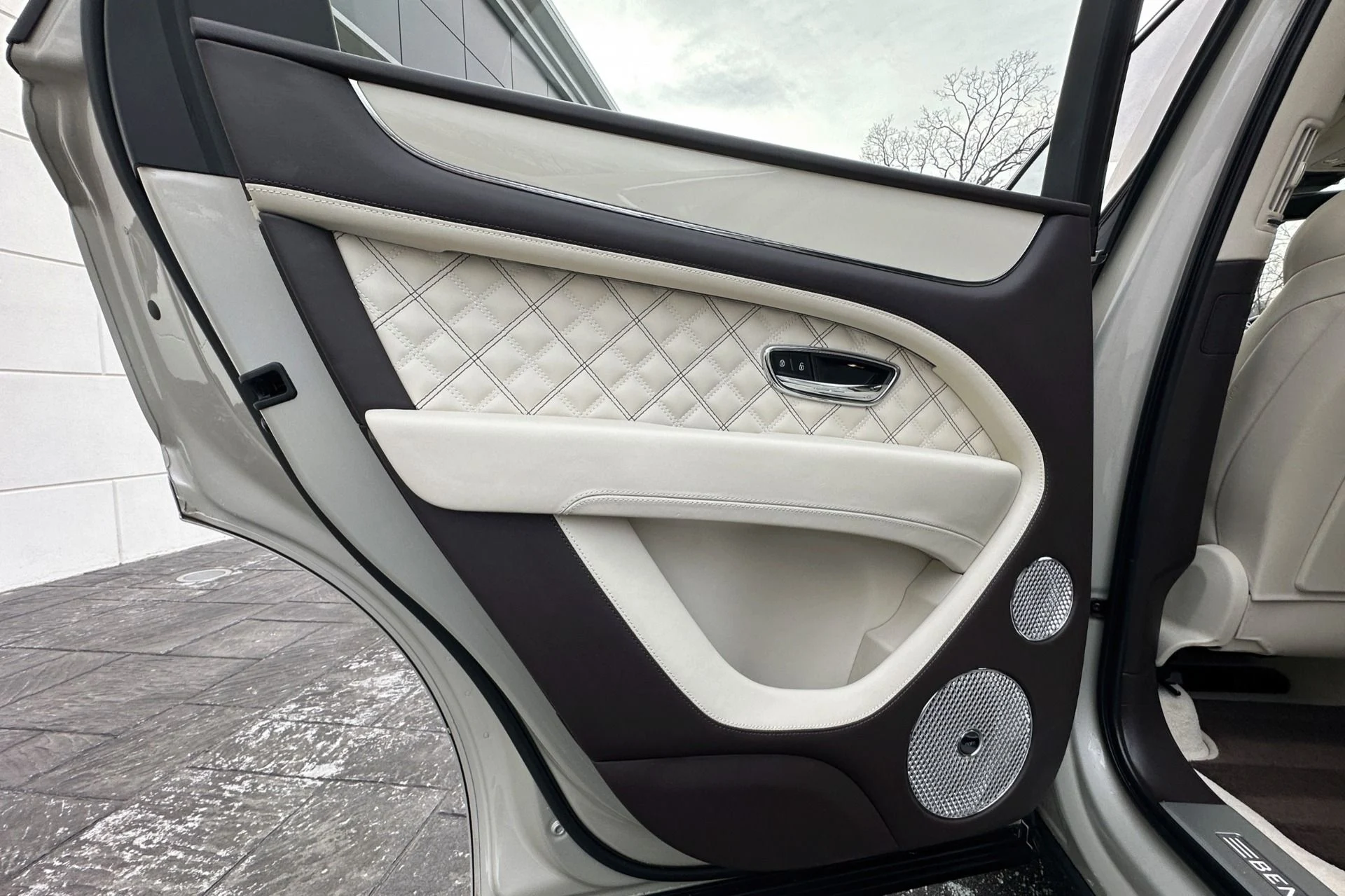 mph016_2439925526_Used_2022_Bentley_Bentayga_V8_1767989302_beea3e47f3