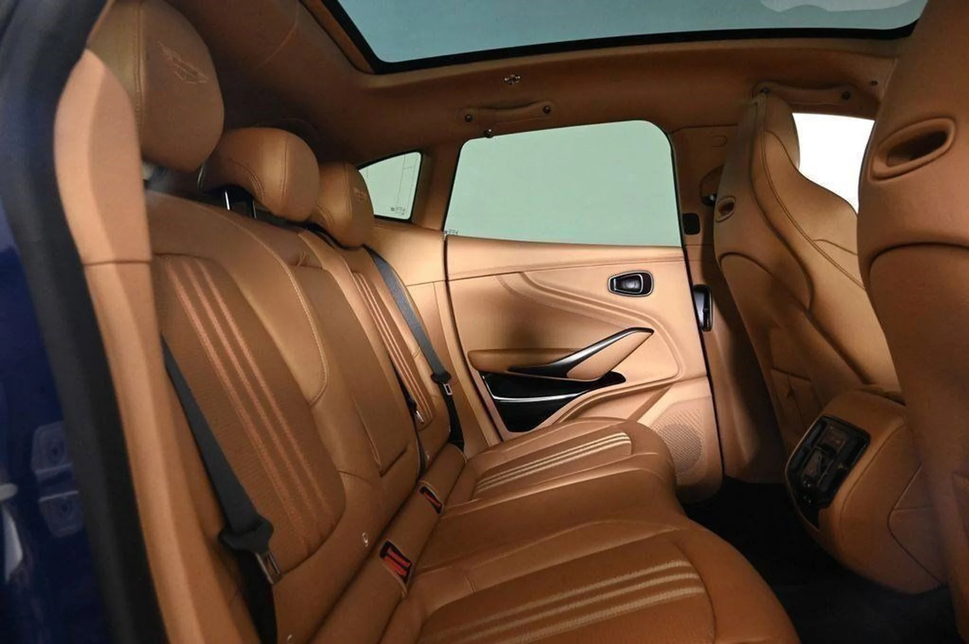 mph016_2444195045_new_2025_aston_martin_dbx_707awd_11350_22854869_16_1024_f57161c322