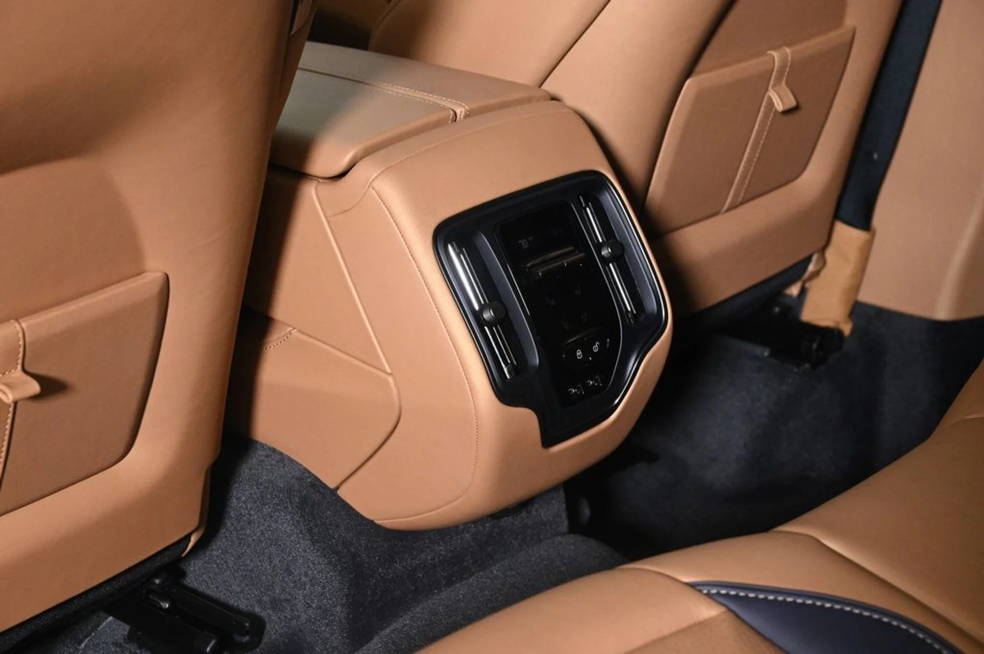 mph016_2456599713_new_2026_aston_martin_dbx_707awd_11350_22956758_17_1024_a73efea8a9