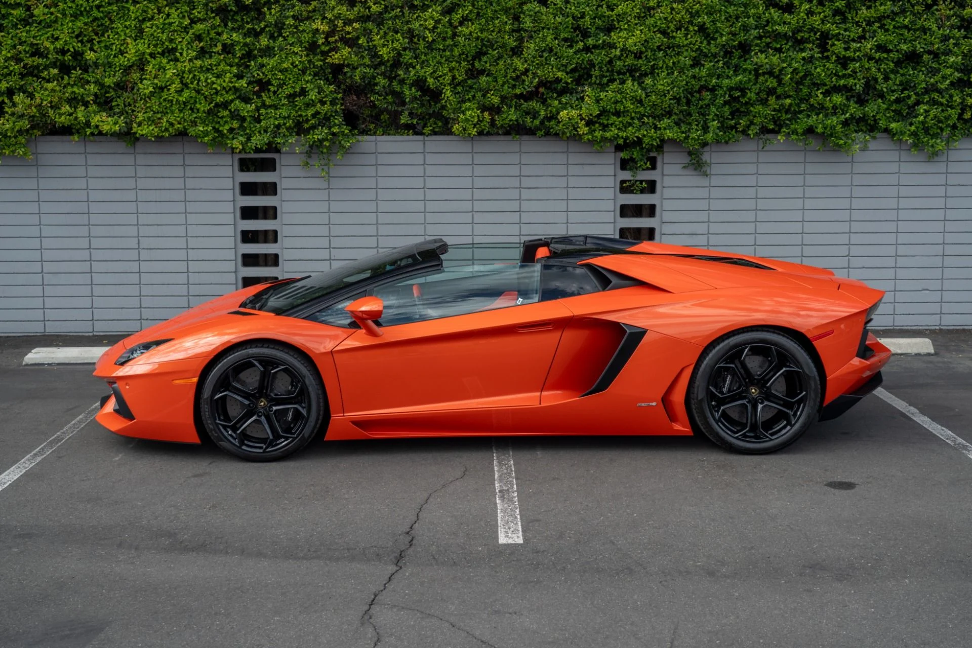 mph016_2458741170_Used_2014_Lamborghini_Aventador_LP_700_4_1760049910_0700bf768a