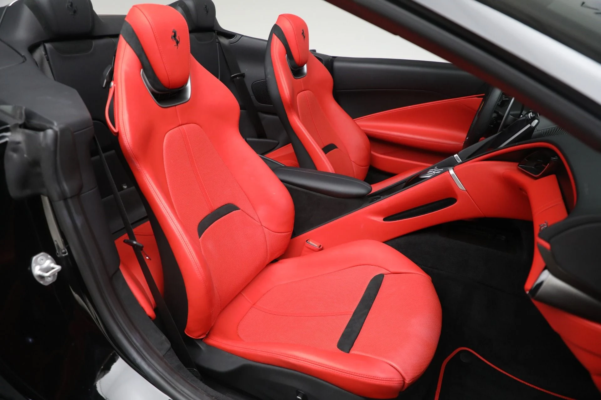 mph016_2469867116_Used_2024_Ferrari_Roma_Spider_1759961484_e15bd0ef5b