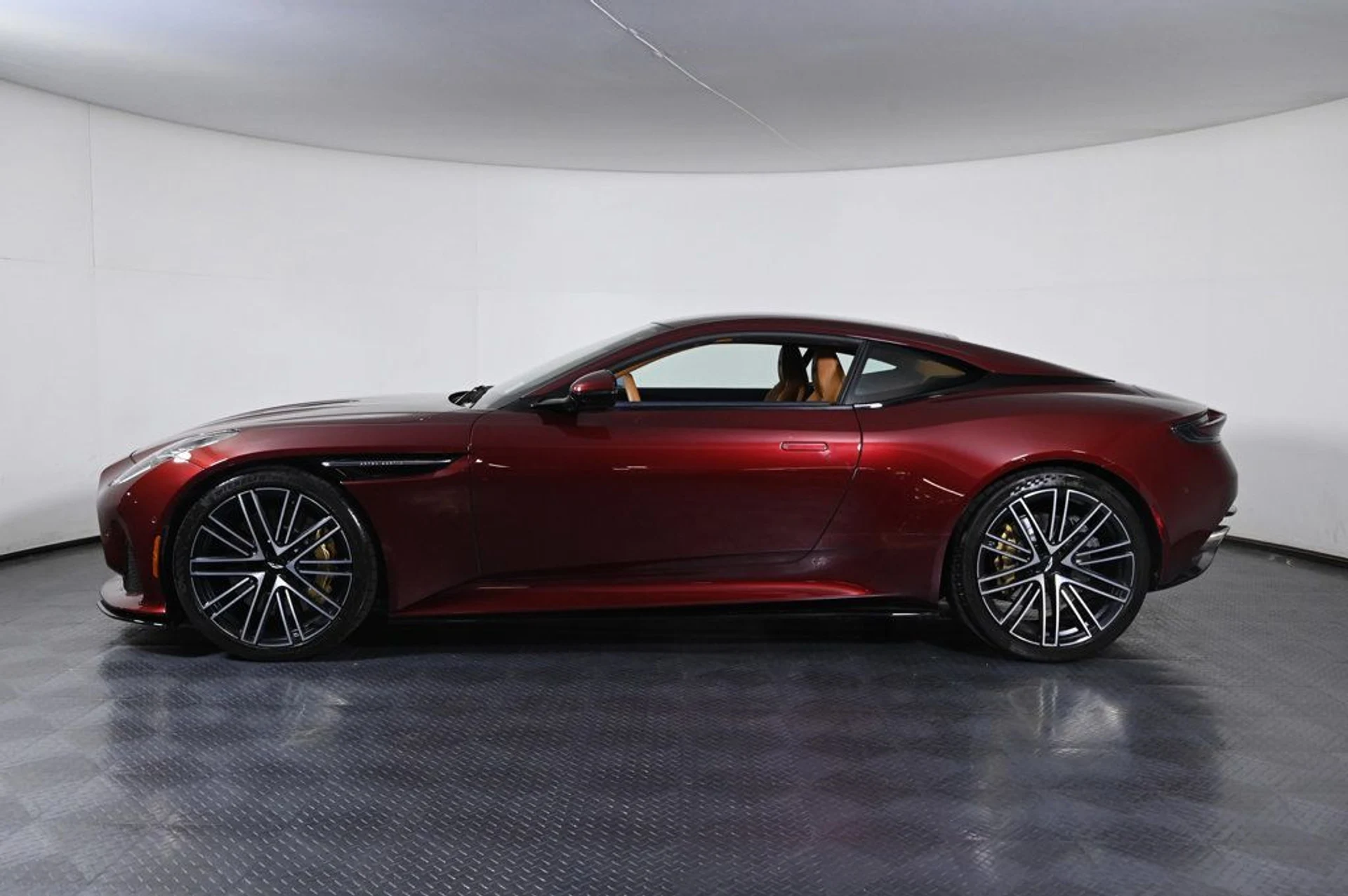 mph016_2505829109_used_2024_aston_martin_db12_coupe_11350_23000409_16_1024_b6bc523f78