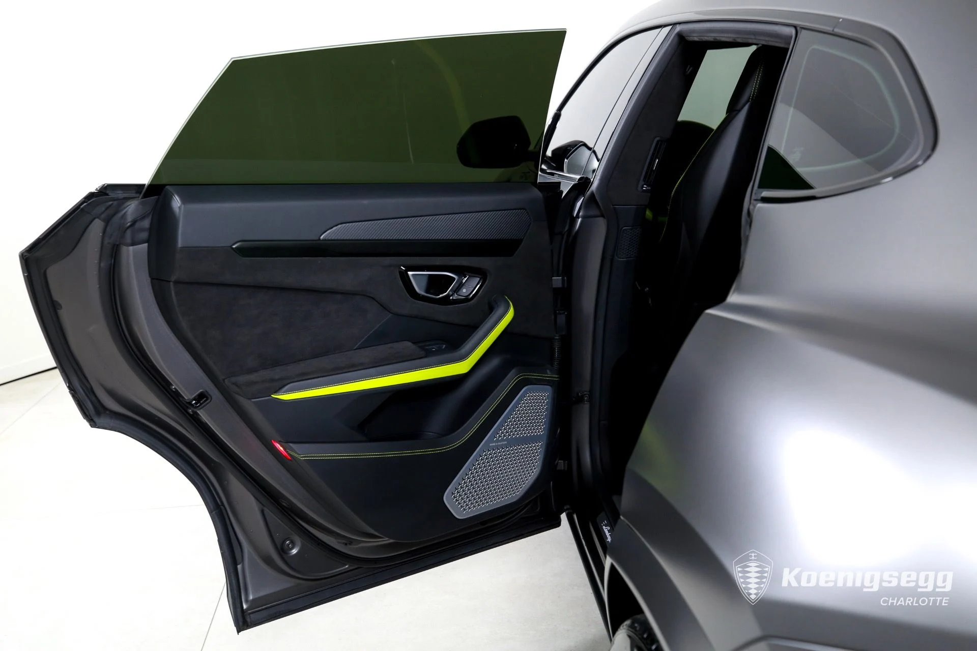 mph016_2534393257_Used_2022_Lamborghini_Urus_GRAPHITE_CAPSULE_1761055774_04f658c28e