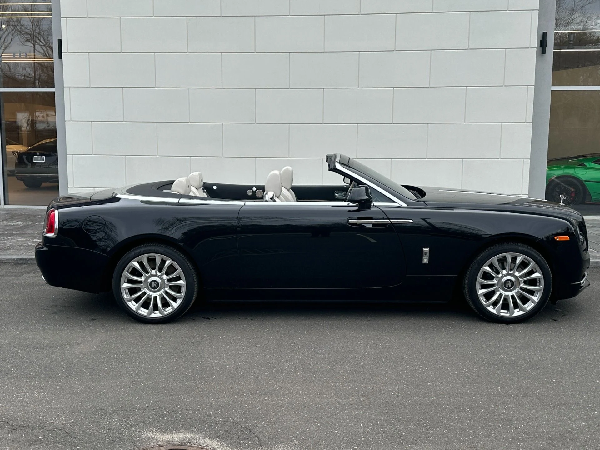 mph016_2539722121_Used_2018_Rolls_Royce_Dawn_1773697551_aca5589956