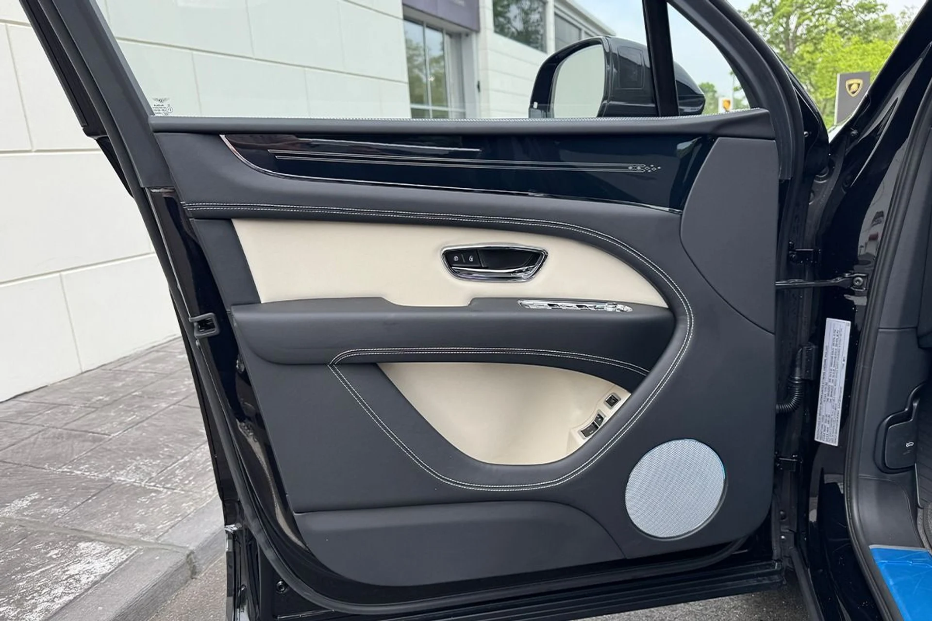 mph016_2546530233_New_2025_Bentley_Bentayga_V8_1749227501_b8659d70f2