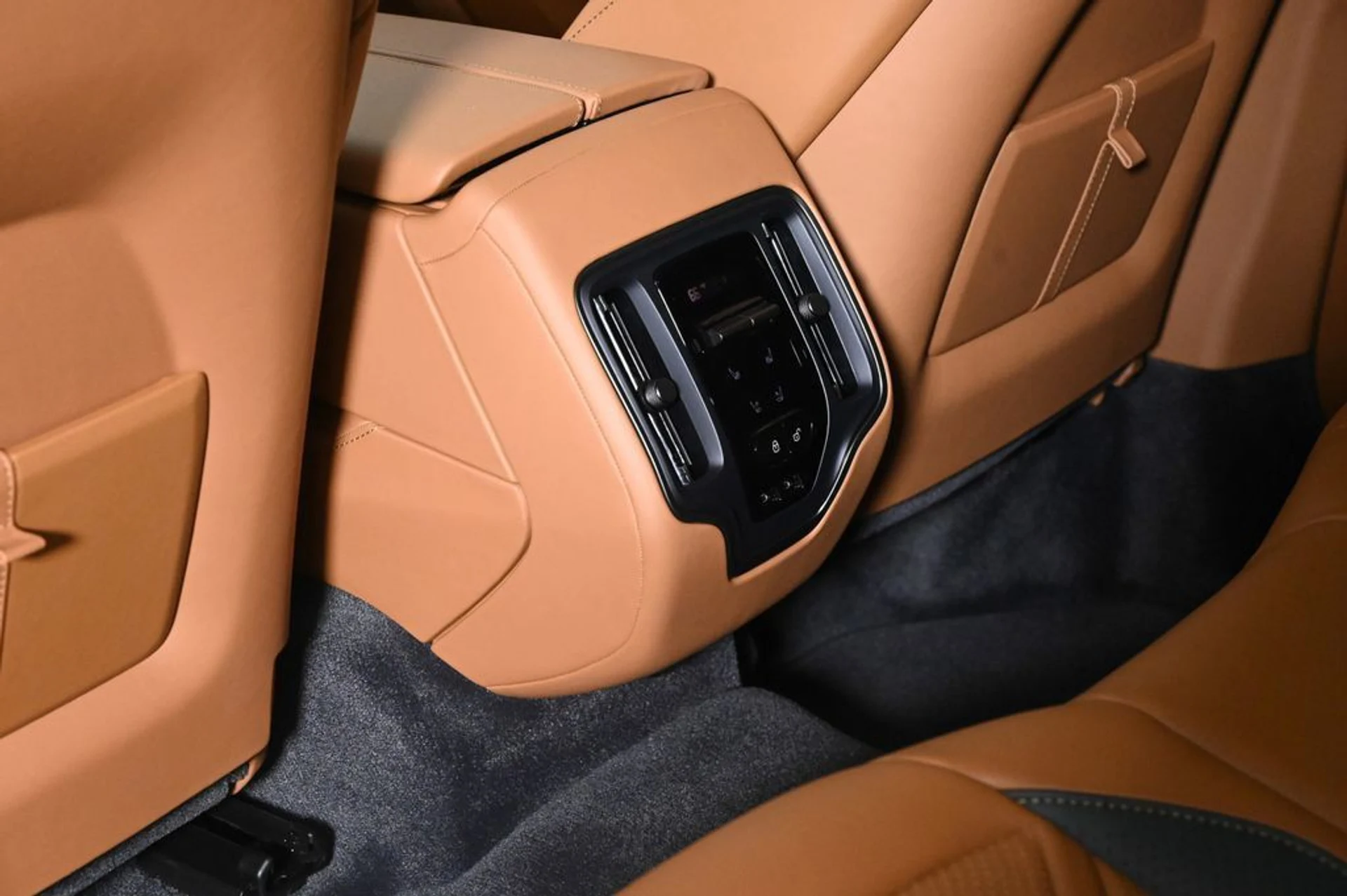 mph016_2551482046_new_2026_aston_martin_dbx_sawd_11350_23004766_17_1024_816a5315e4