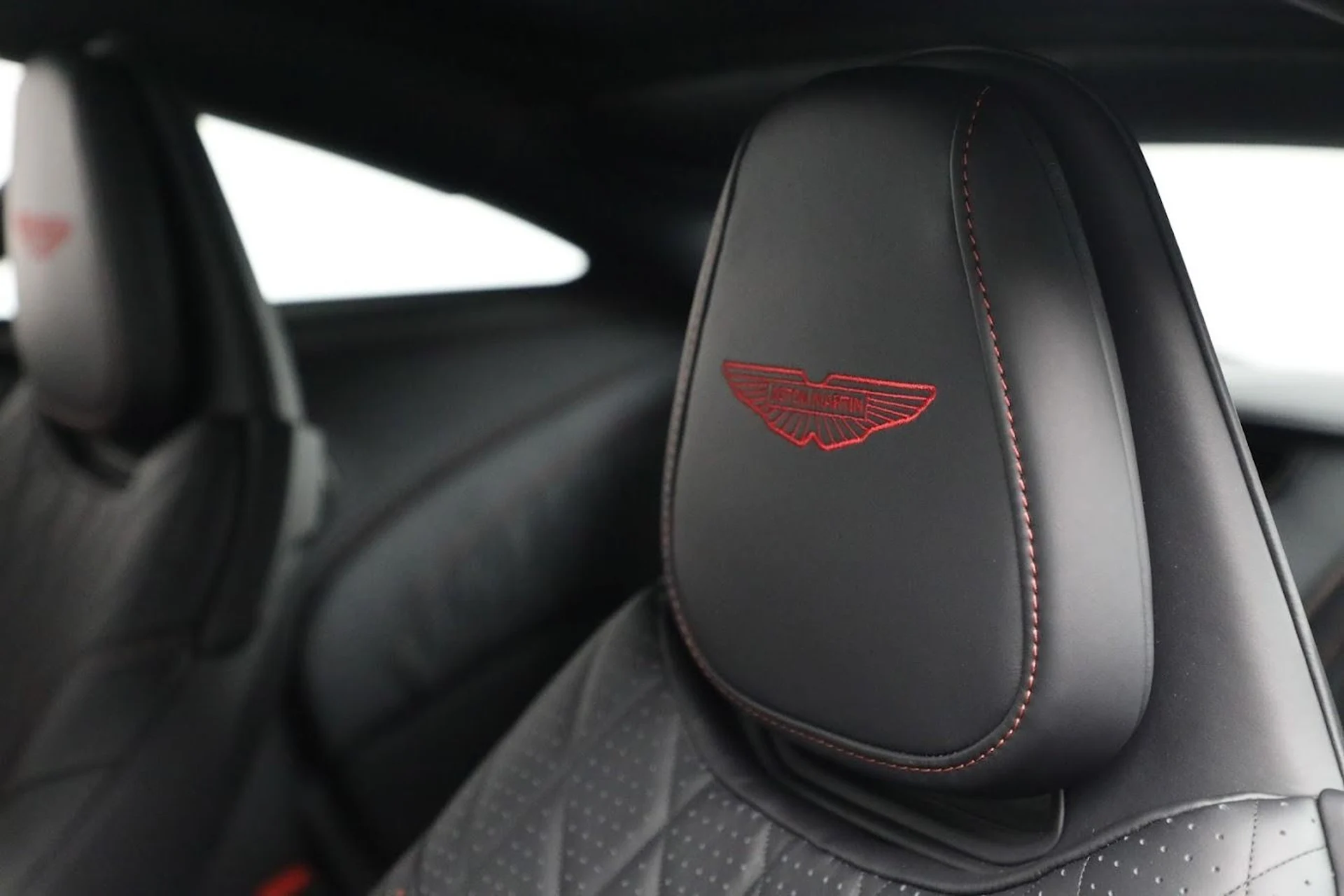 mph016_2552205573_Used_2024_Aston_Martin_DB_12_V8_7e637356ed