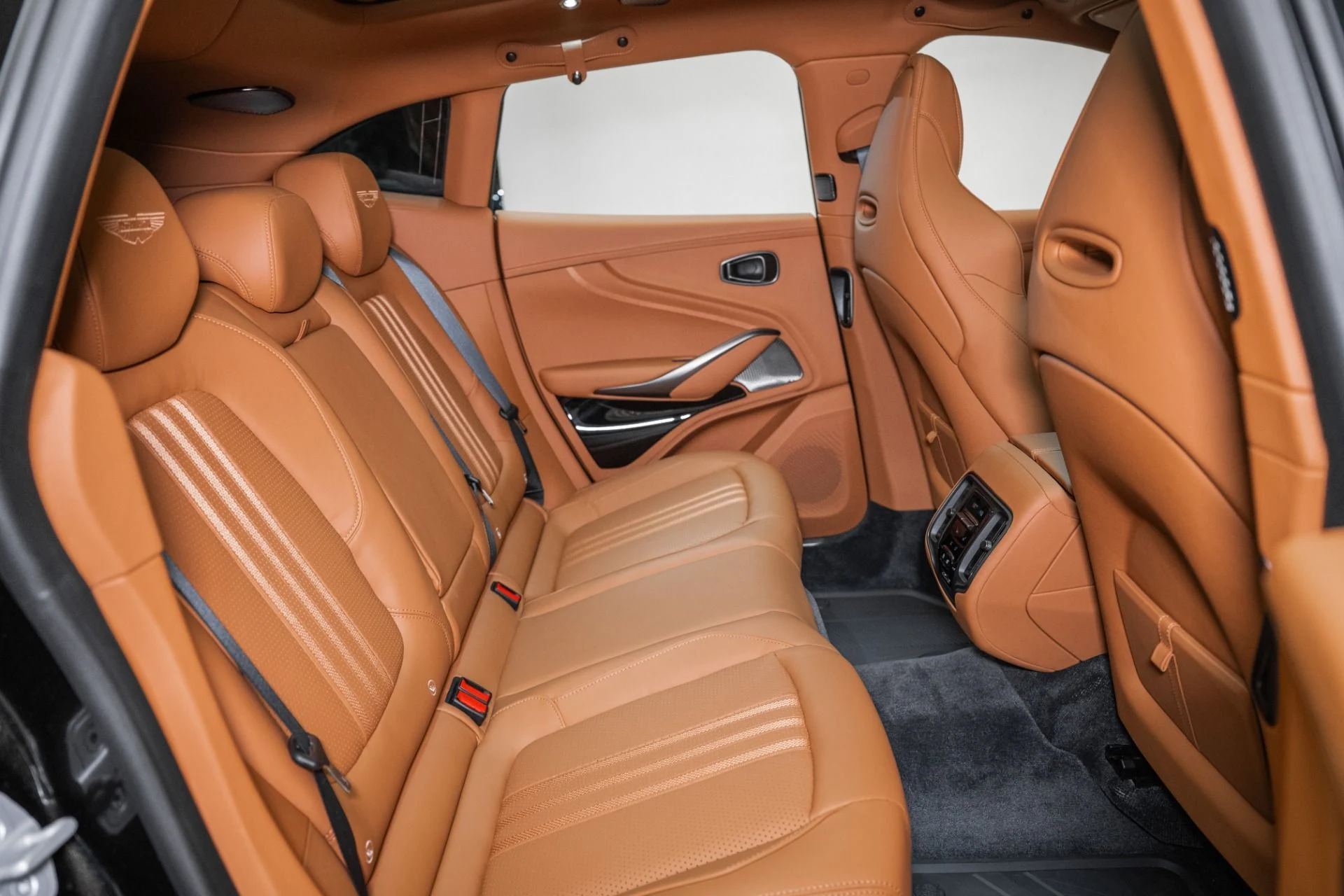 mph016_2554175438_New_2026_ASTON_MARTIN_DBX_707_1759283914_61c2b509ee