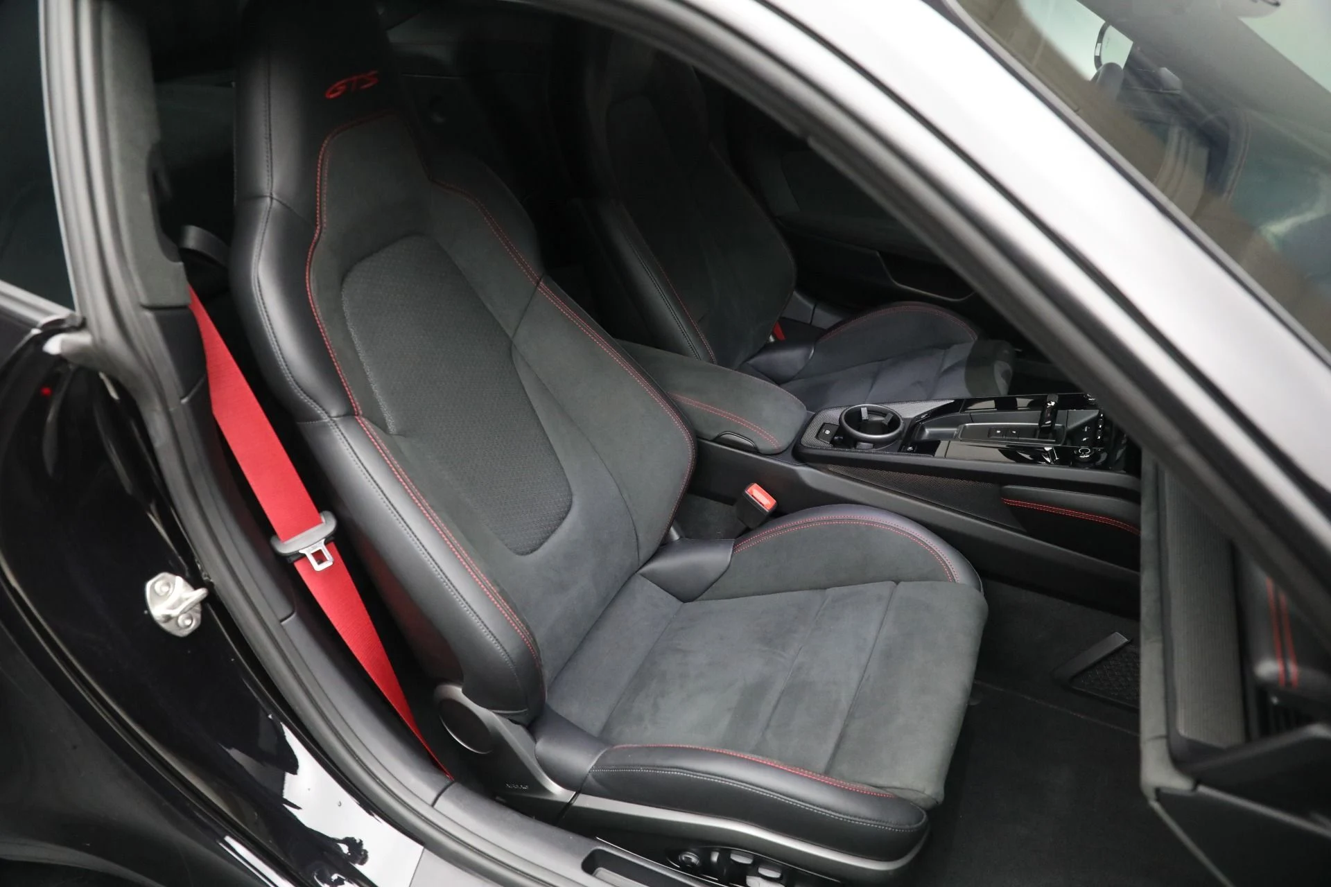 mph016_2554756968_Used_2025_Porsche_911_Carrera_GTS_04f47e57dd