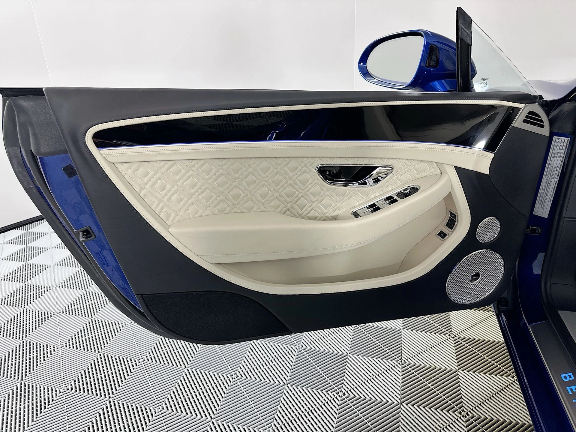 mph016_2557768629_17_0172435eb2