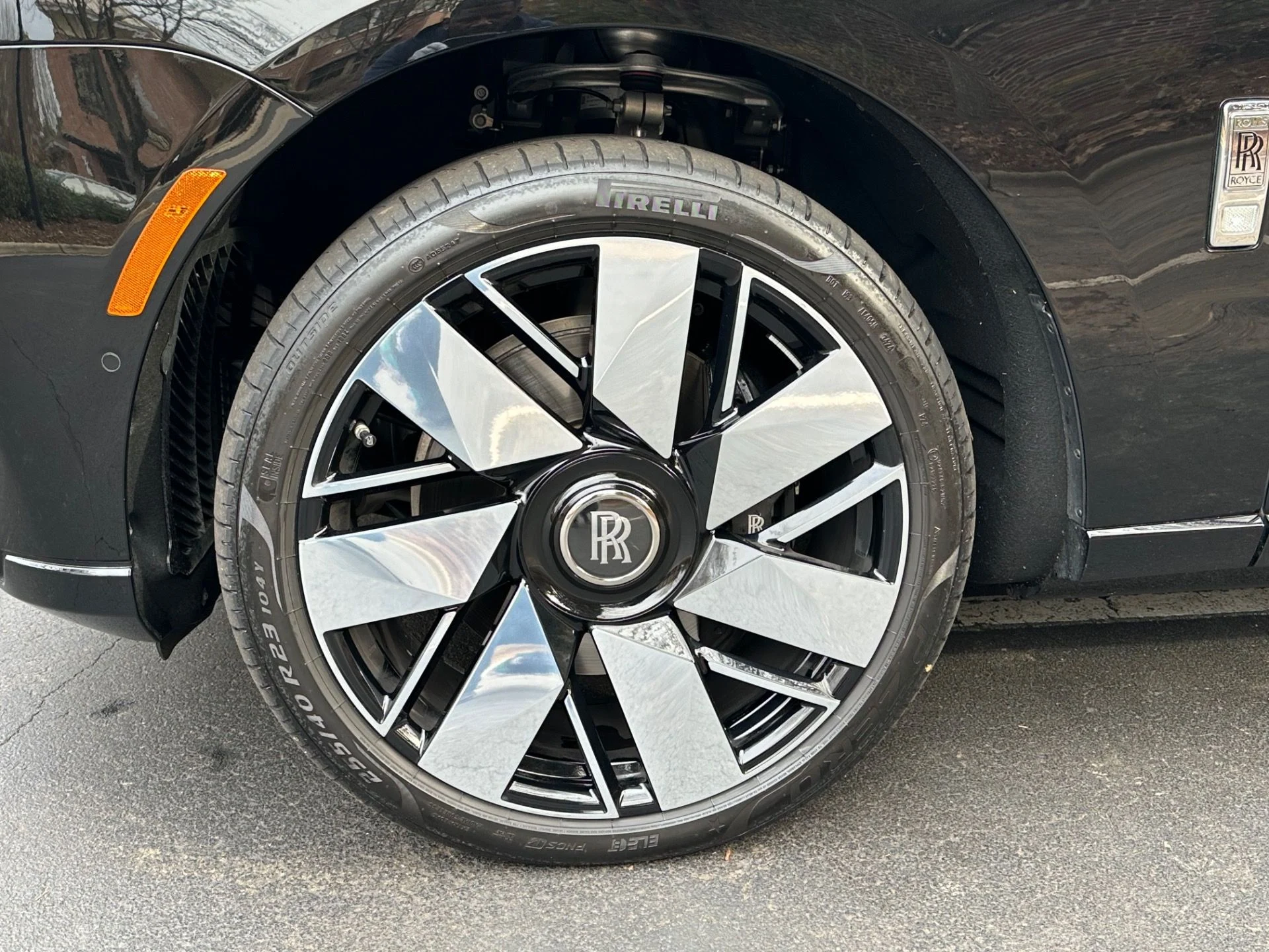 mph016_2563542548_Used_2025_Rolls_Royce_Cullinan_1764879821_0e55ffcf4c