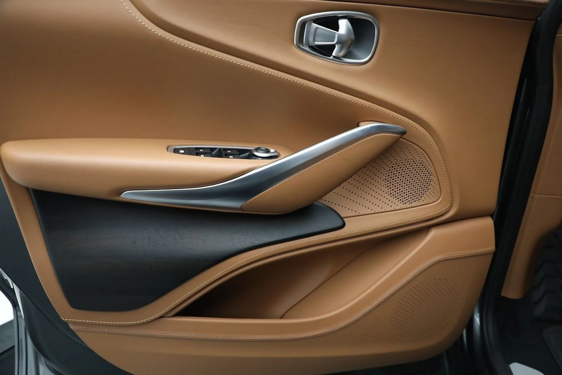 mph016_2575416842_Used_2024_Aston_Martin_DBX_1712693701_0e156534ad