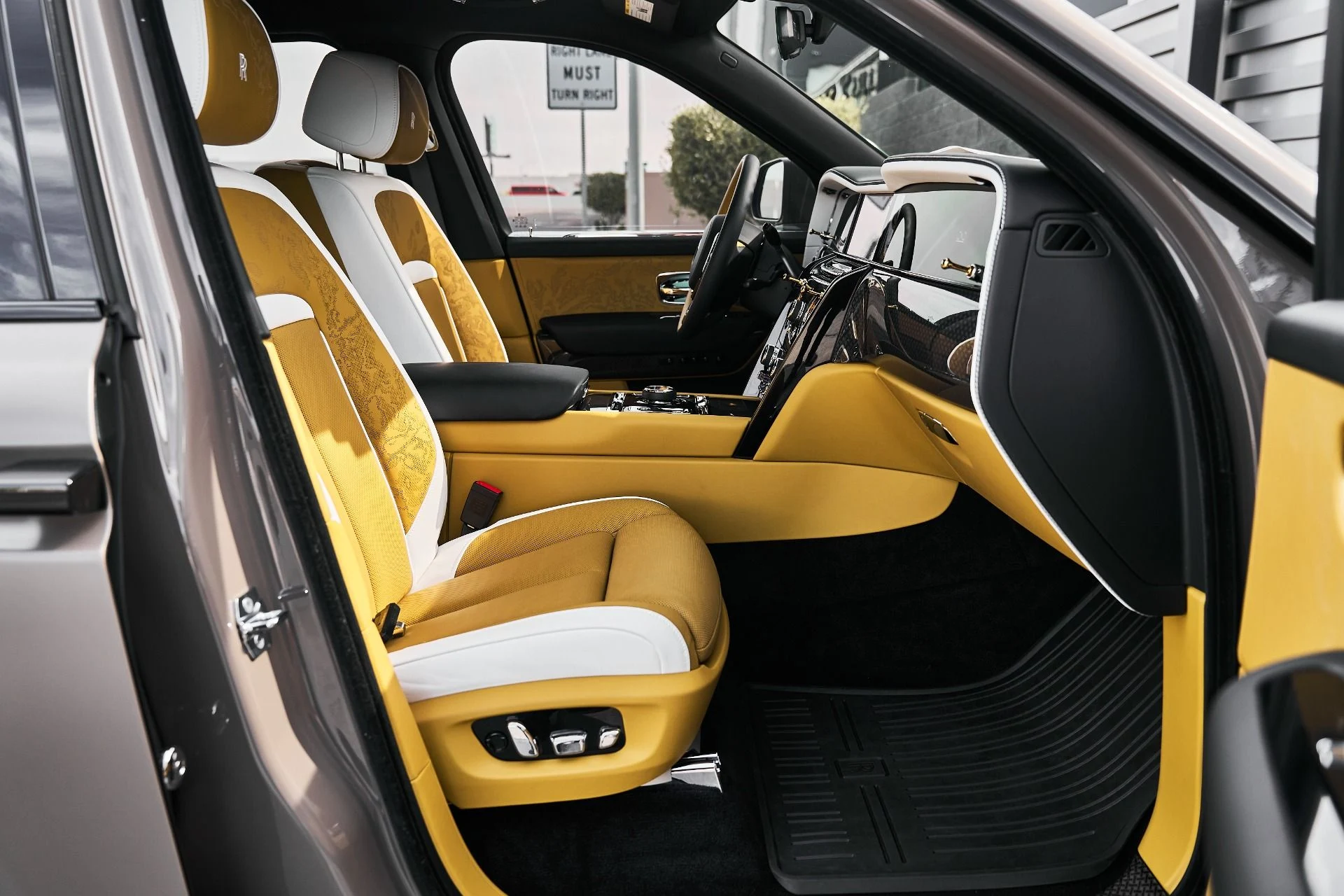 mph016_2582198210_Used_2026_Rolls_Royce_Cullinan_Black_Badge_1776555989_36a0a21230