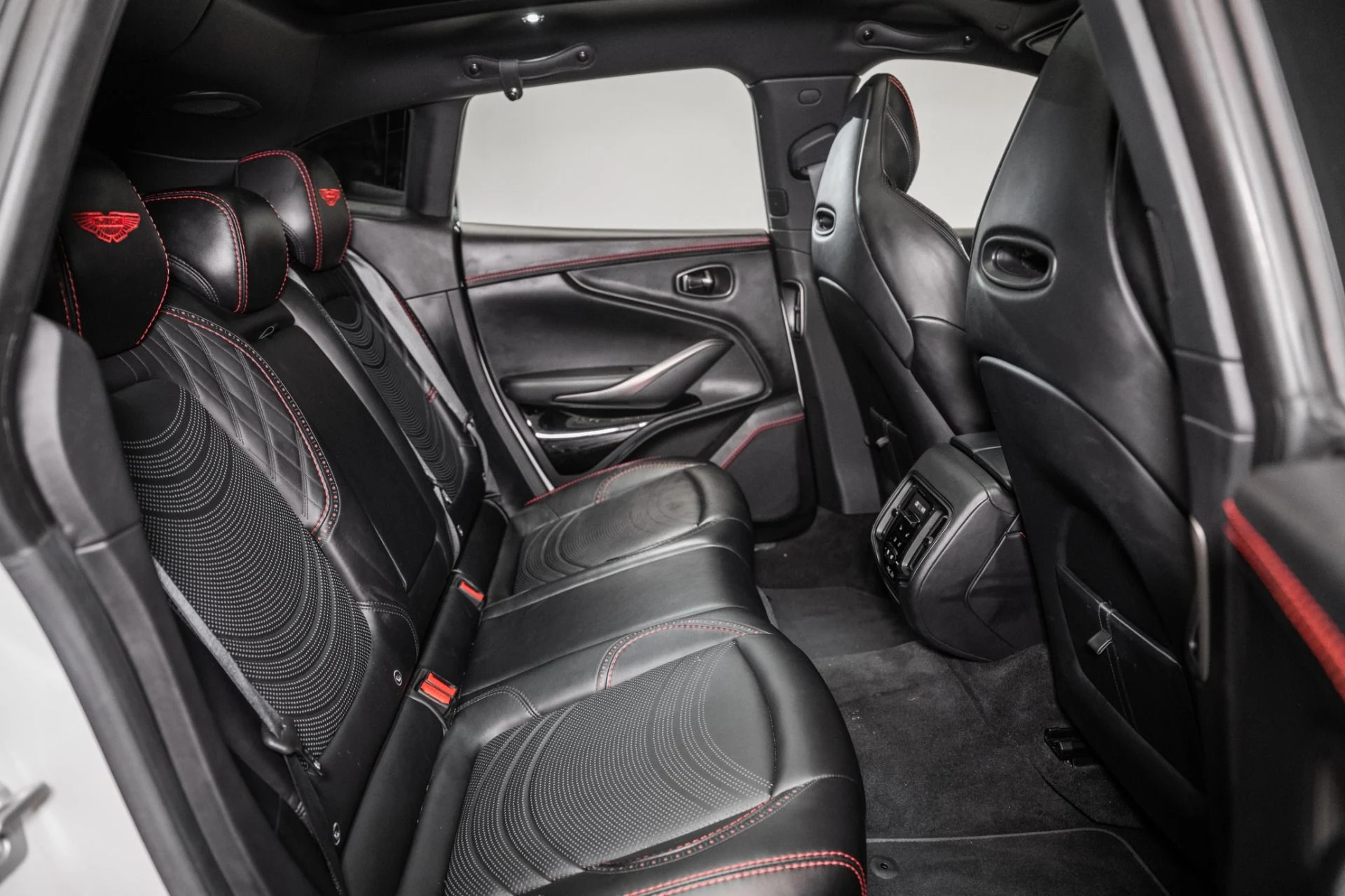 mph016_258273464_Used_2023_Aston_Martin_DBX_1759420247_60a6b3f4f5
