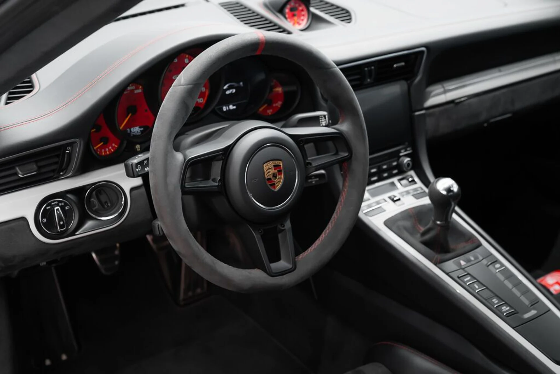 mph016_2593162659_porsche_911_2018_jpg_v_1773863537_a149c81c83