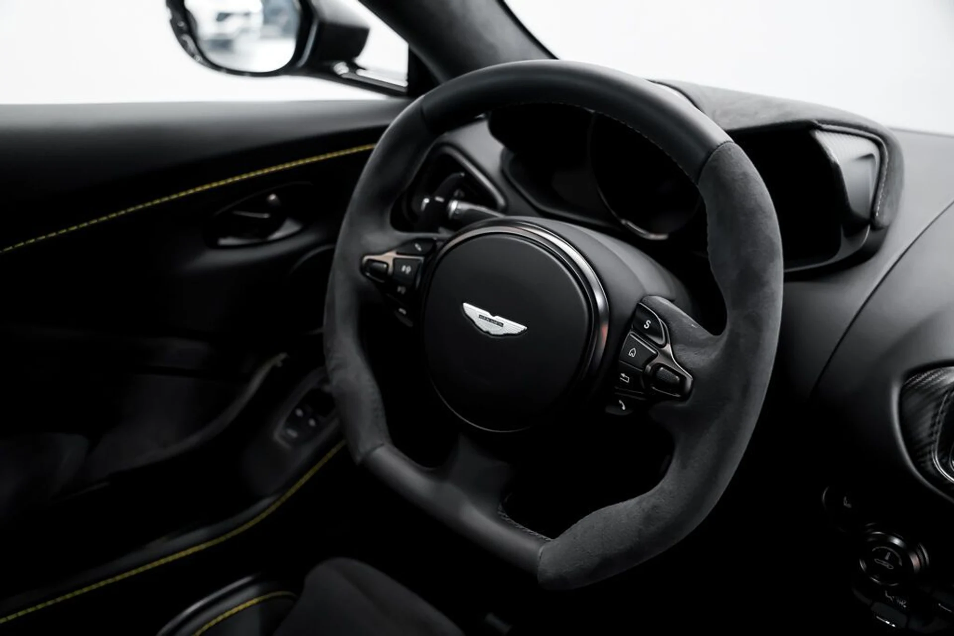 mph016_2594088685_aston_martin_vantage_2023_jpg_v_1758918548_f0001b1514
