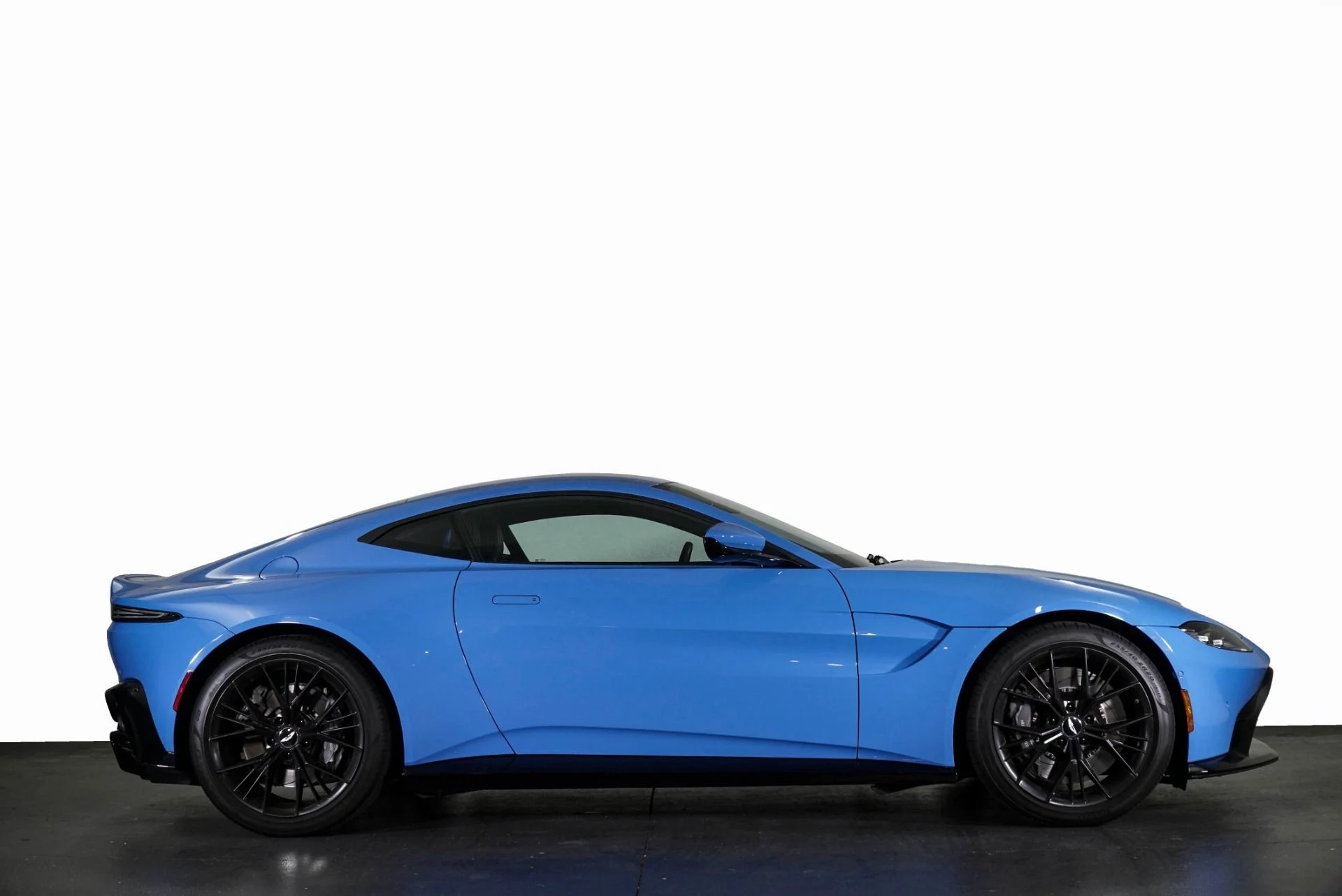 mph016_2604870164_Used_2021_Aston_Martin_Vantage_1770366066_27c25a3418