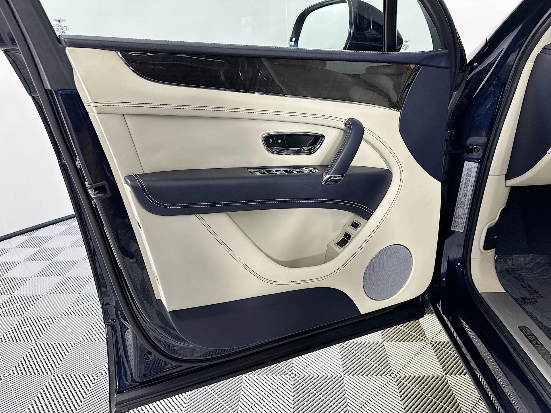 mph016_2615261135_17_6028891c53