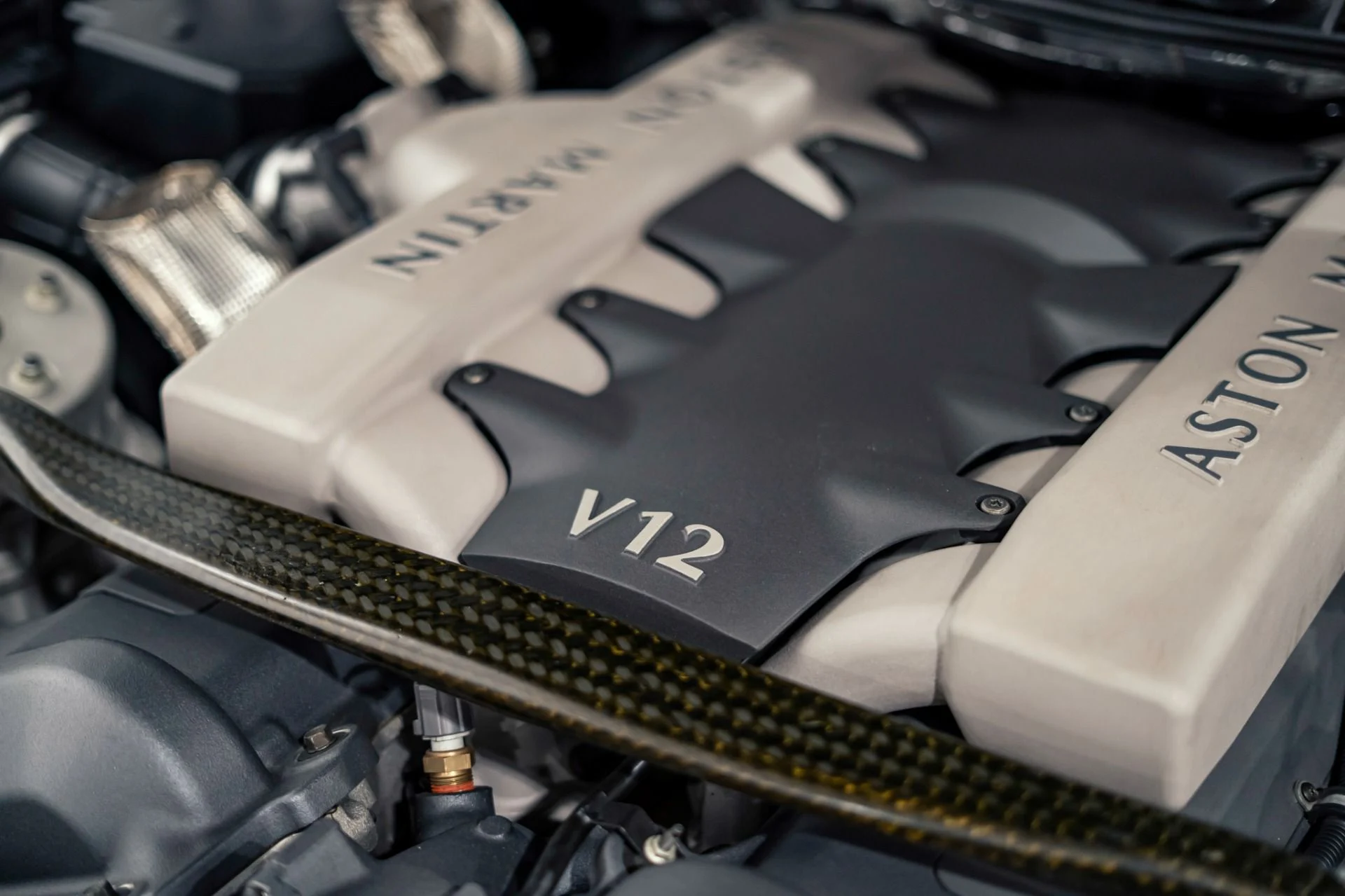 mph016_2624875937_Used_2003_Aston_Martin_V12_Vanquish_1778694278_eebbfd663b