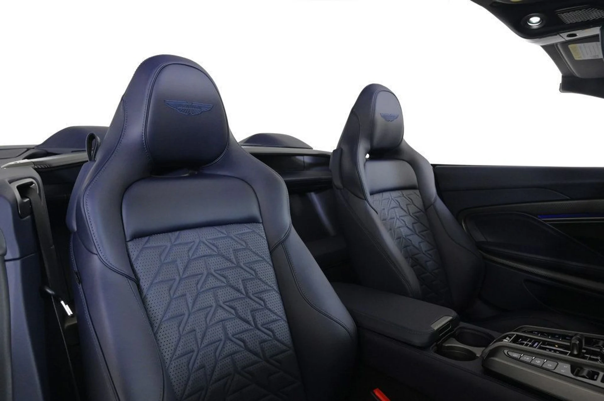 mph016_2639463061_new_2026_aston_martin_vanquish_volante_11350_22980293_17_1024_d9ec5b90cc